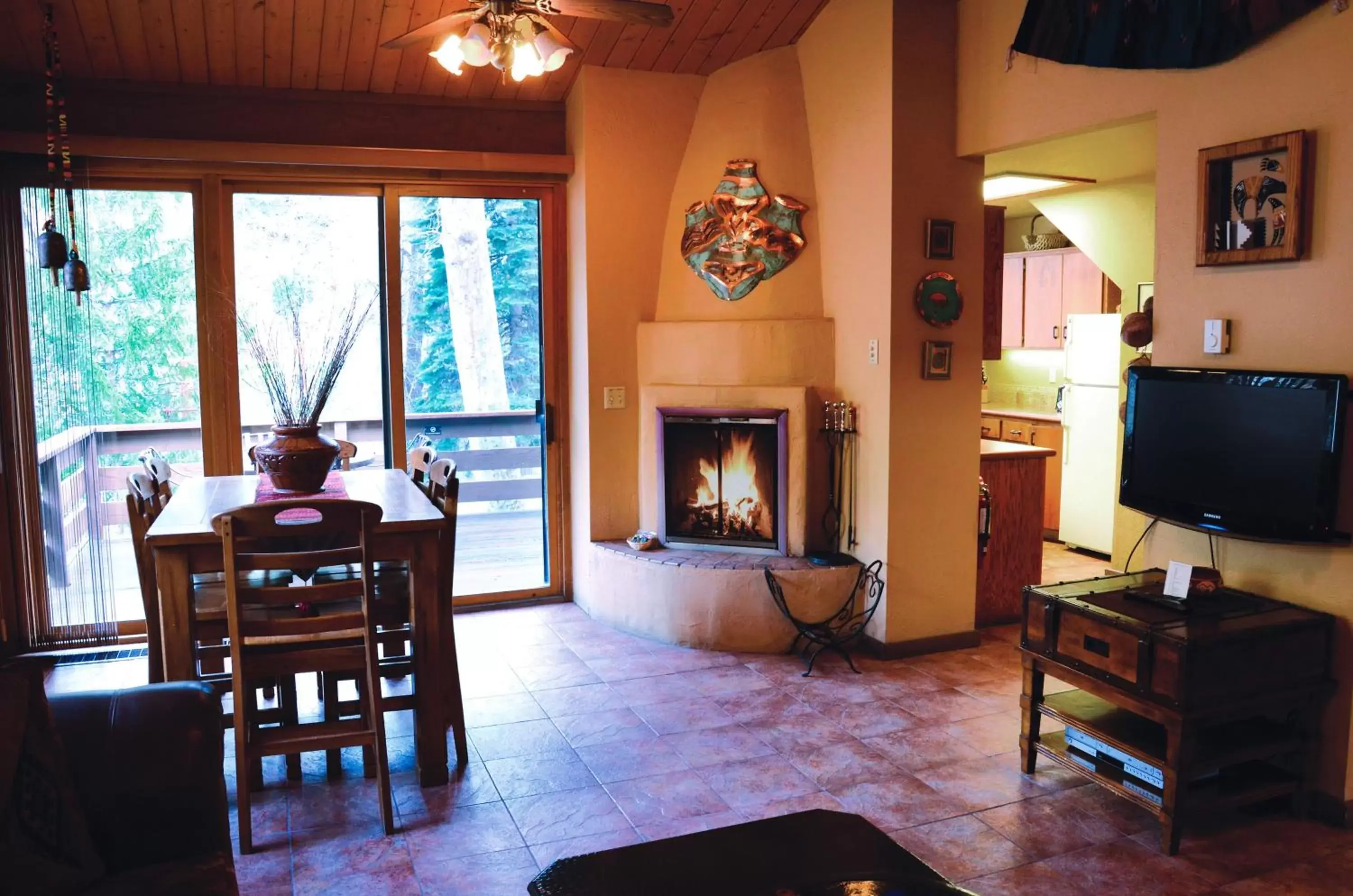 TV and multimedia, Dining Area in Junipine Resort