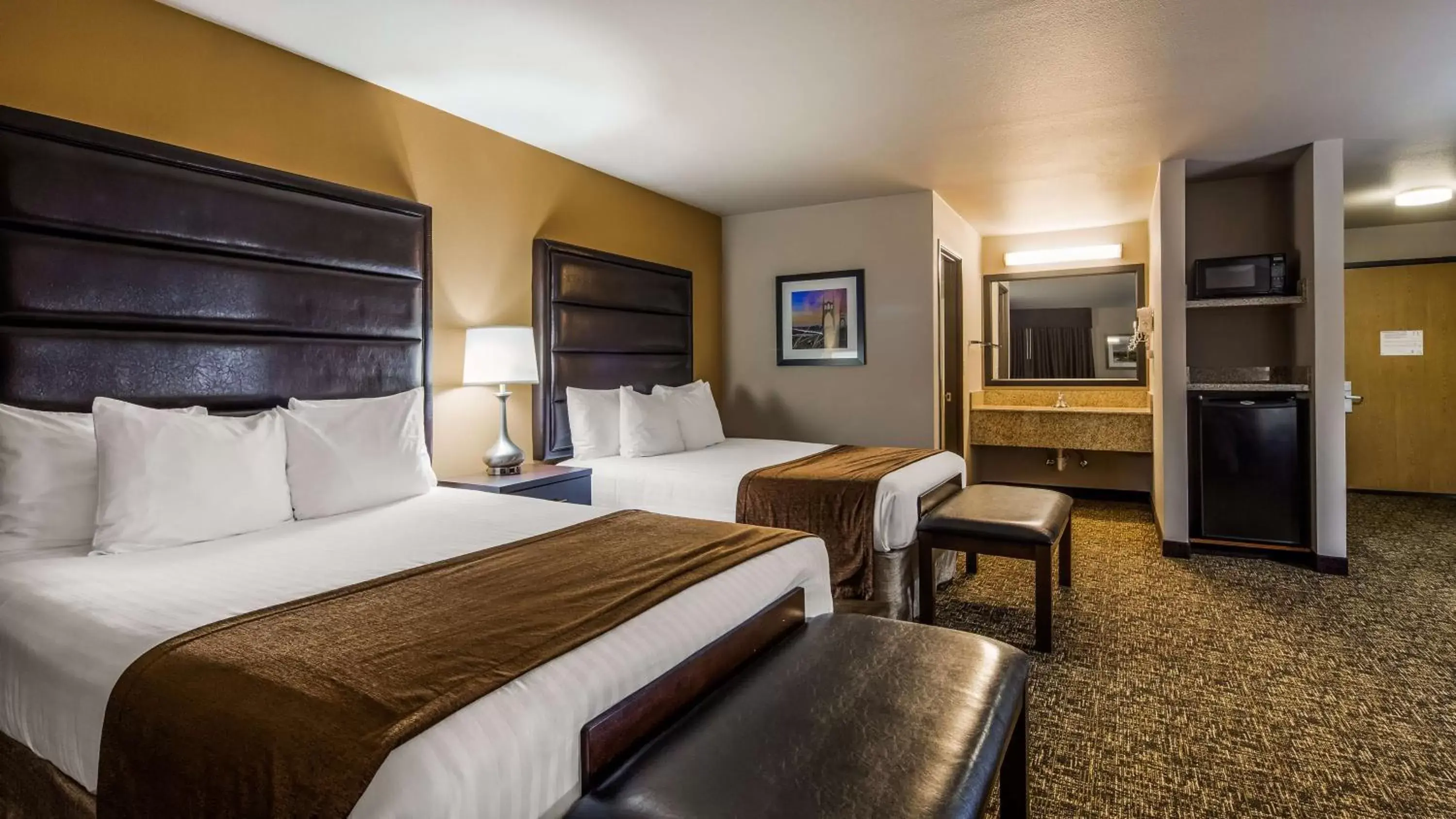 Photo of the whole room, Bed in Best Western Oak Meadows Inn Photo of the whole room, Bed in Best Western Oak Meadows Inn