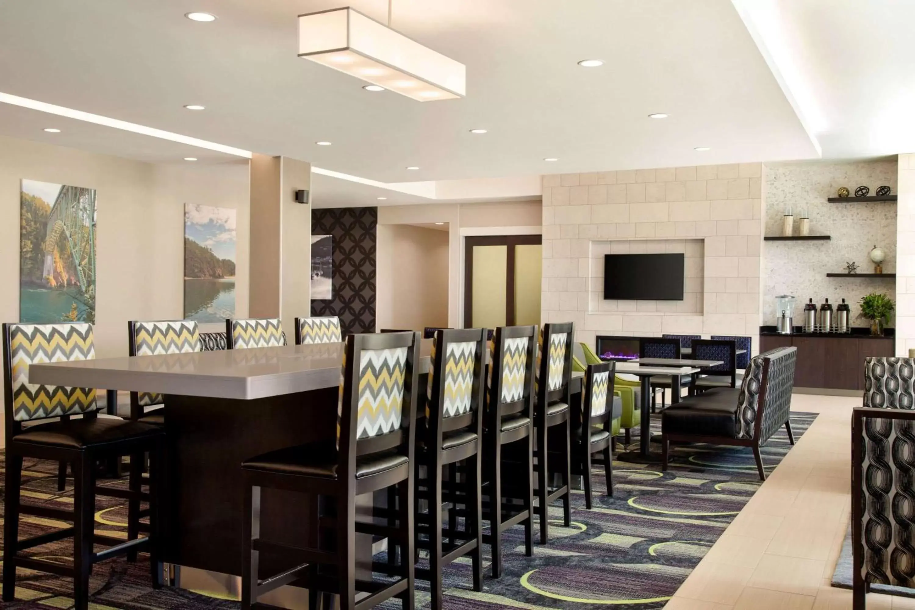 Lobby or reception, Restaurant/Places to Eat in La Quinta Inn & Suites by Wyndham Burlington