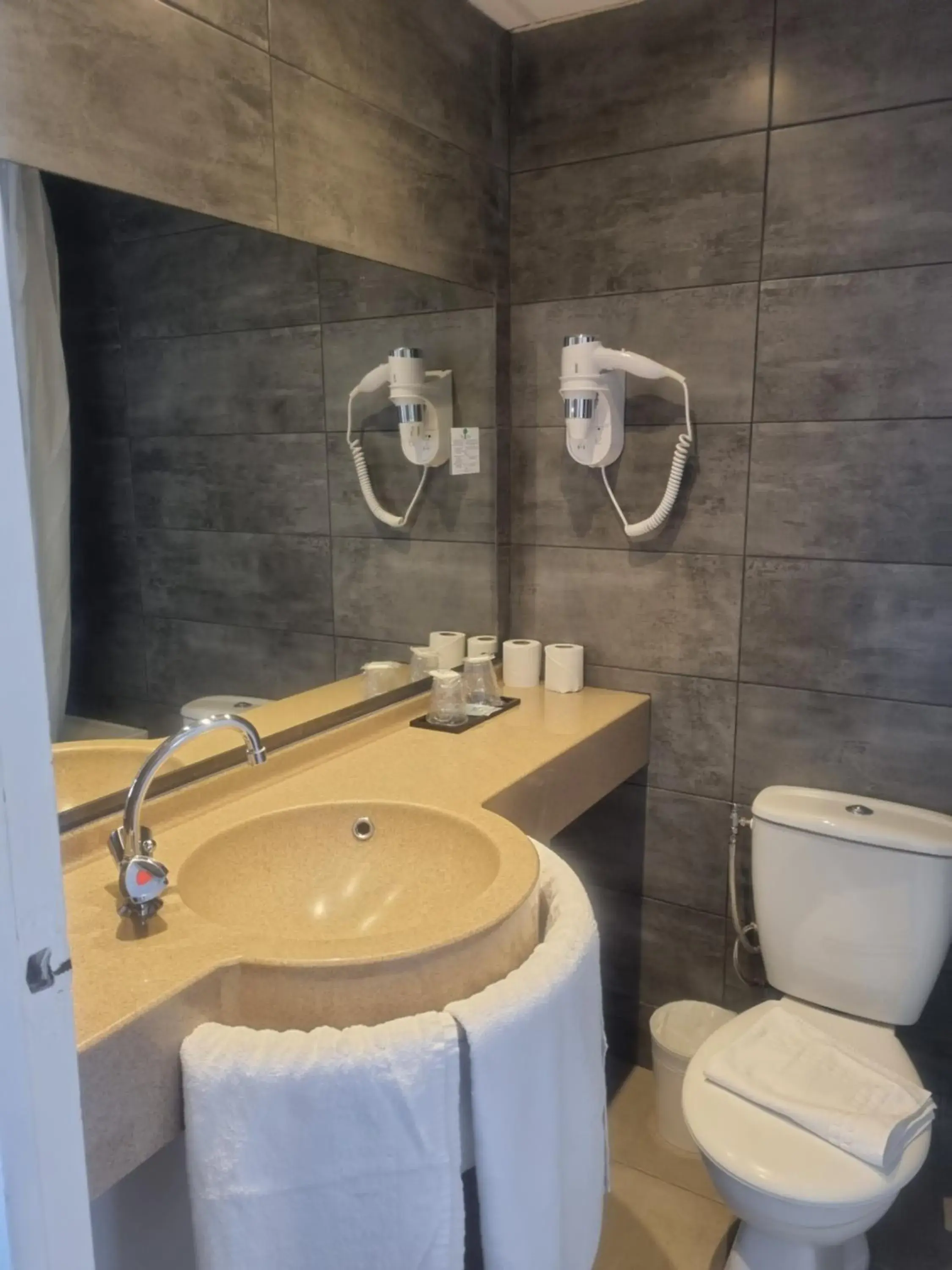 Bathroom in Hôtel Eiffel Kensington
