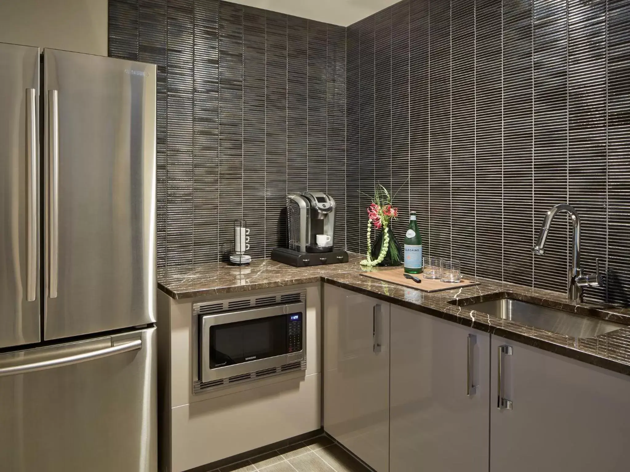 Photo of the whole room, Kitchen/Kitchenette in Loews Chicago Hotel