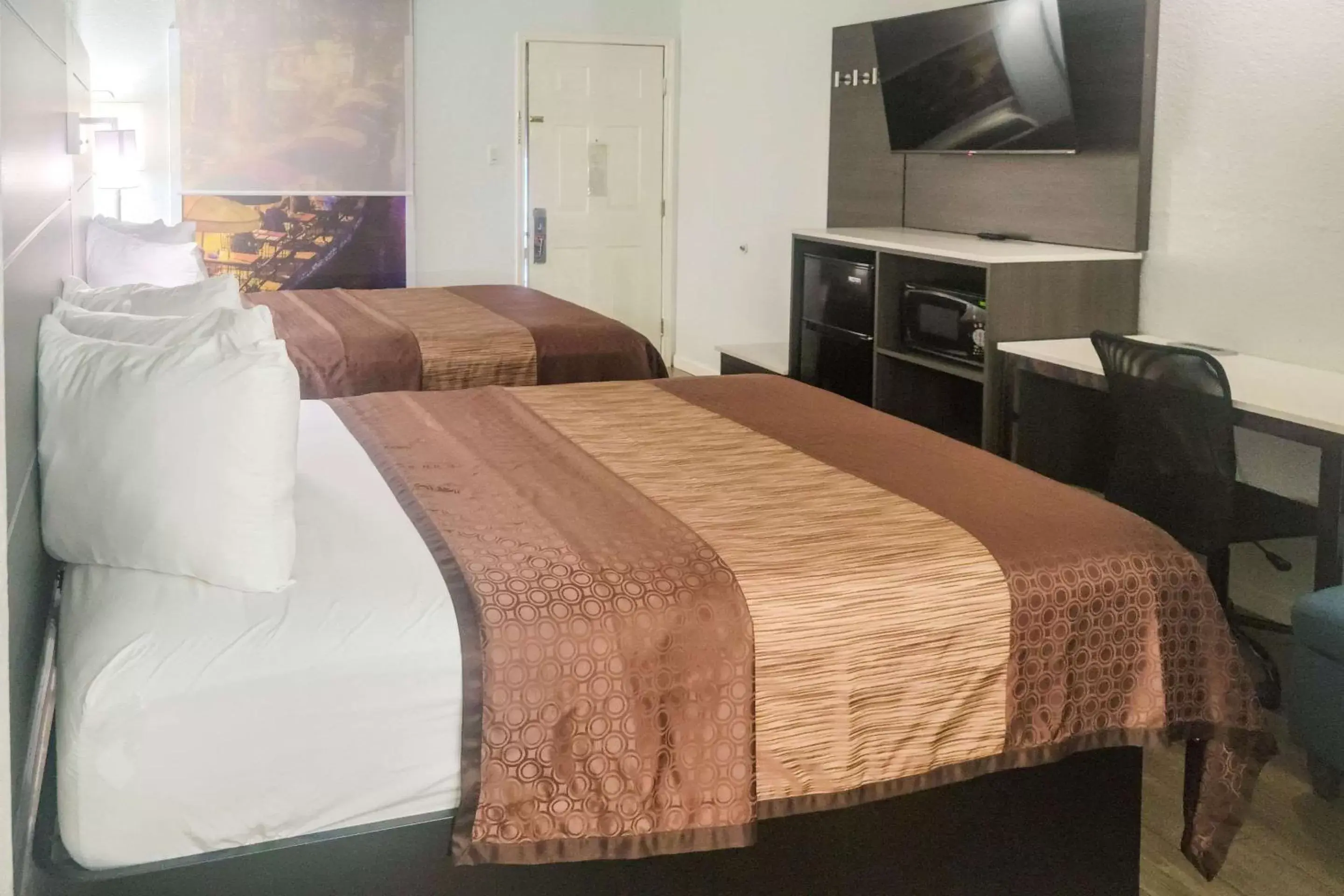 Bedroom, Bed in Econo Lodge Inn & Suites Near Lackland AFB