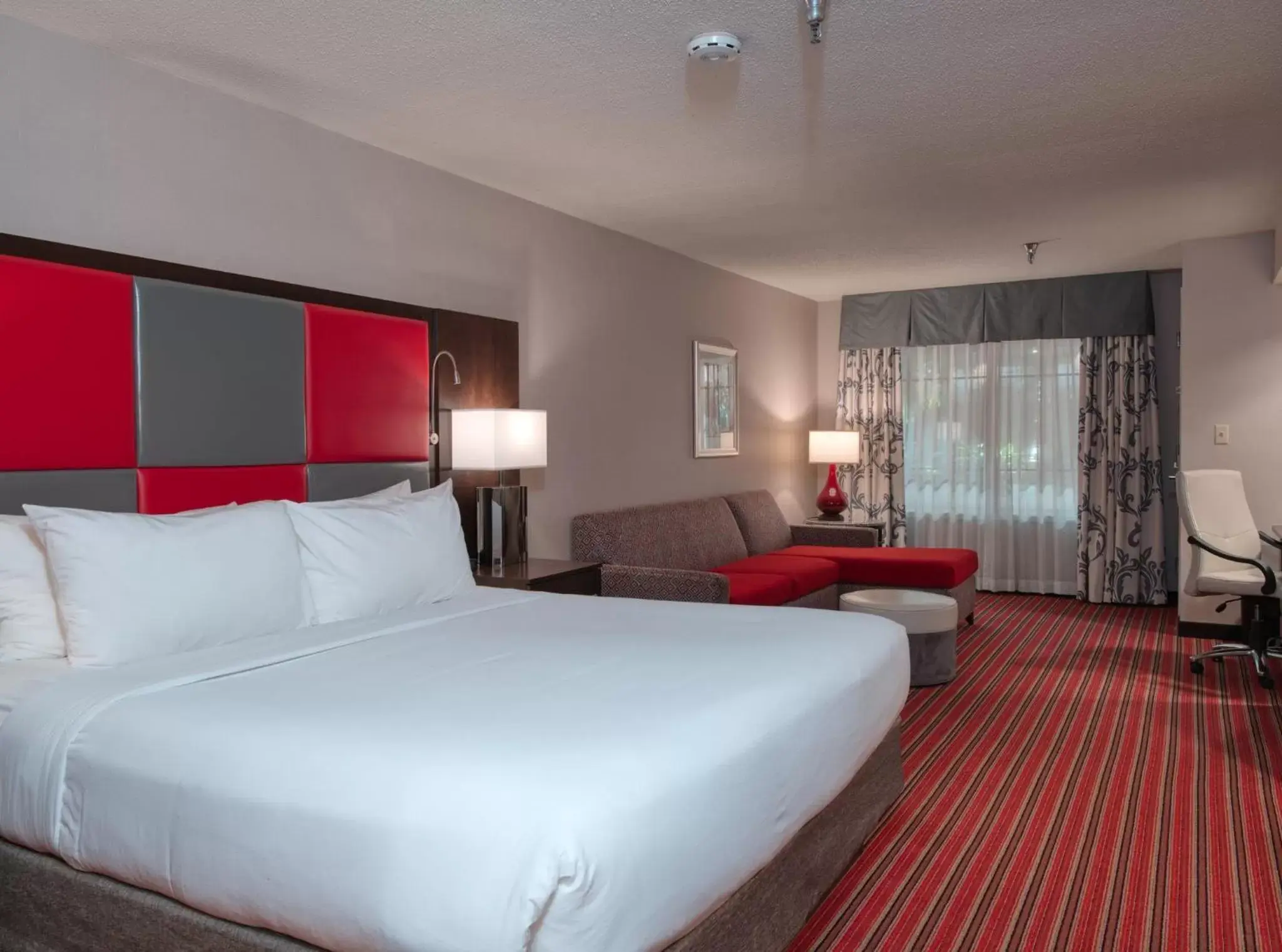 Photo of the whole room, Bed in Crowne Plaza Indianapolis-Dwtn-Union Stn, an IHG Hotel