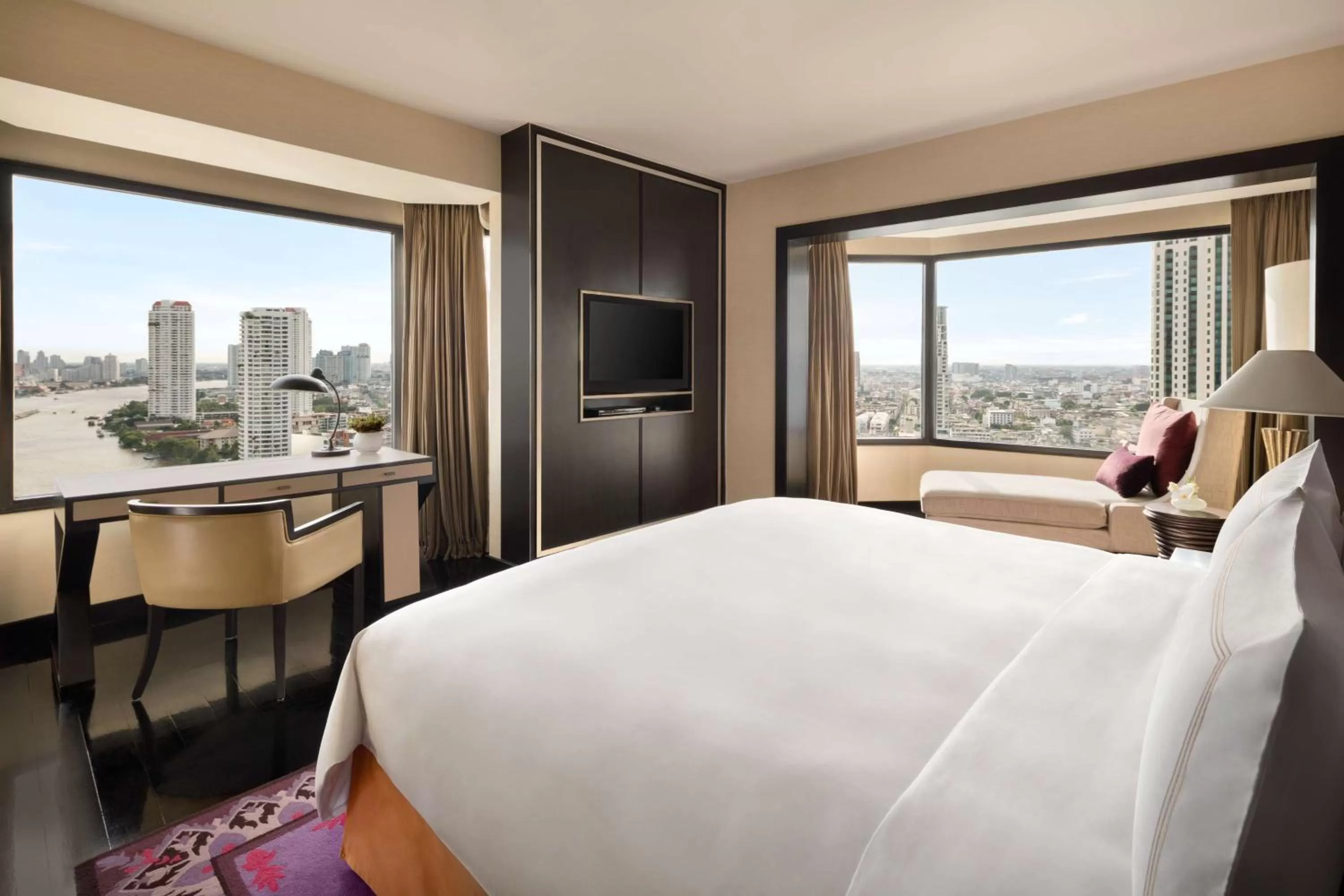 Photo of the whole room, Bed in Shangri-La Bangkok