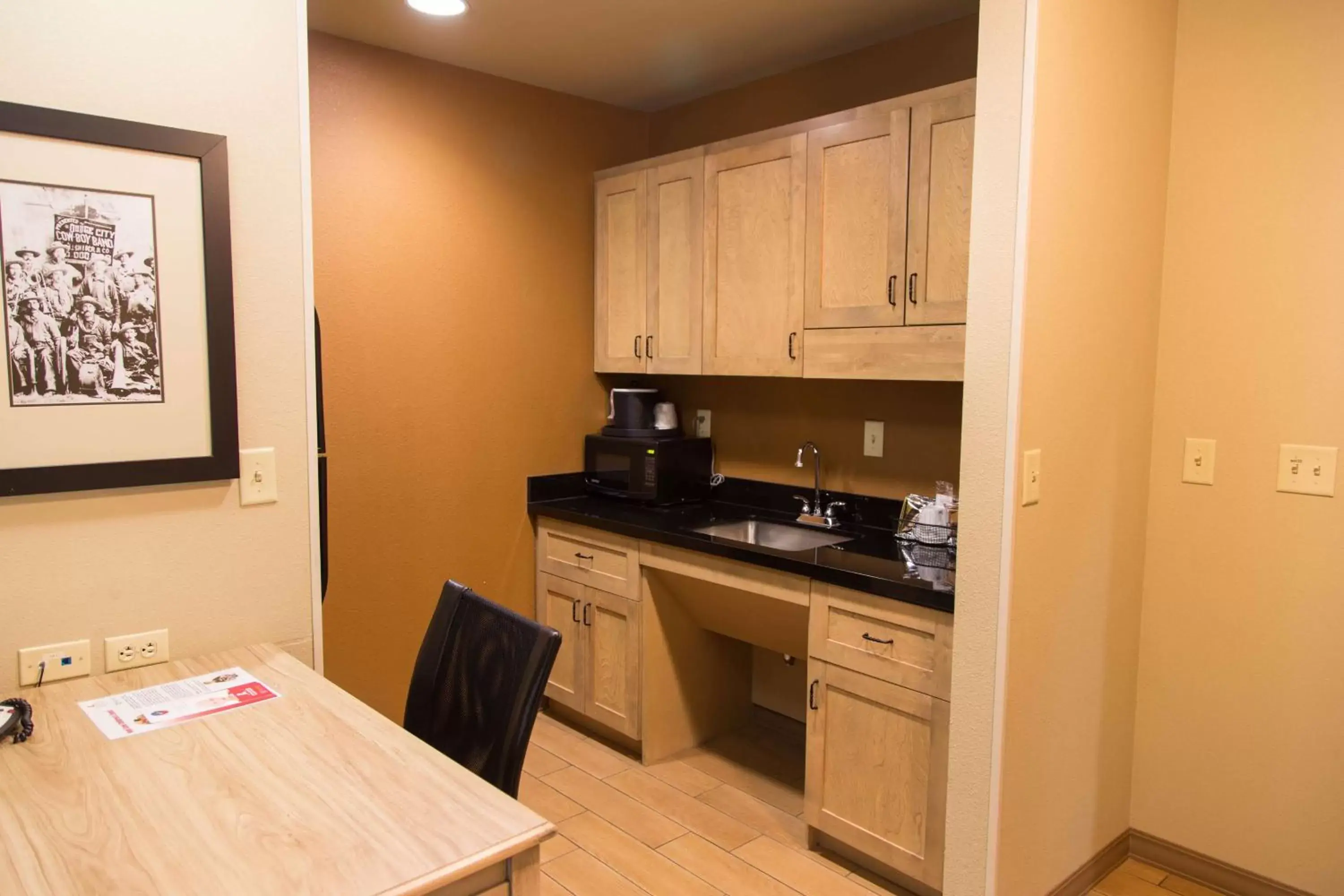 Bedroom, Kitchen/Kitchenette in Hampton Inn & Suites Dodge City