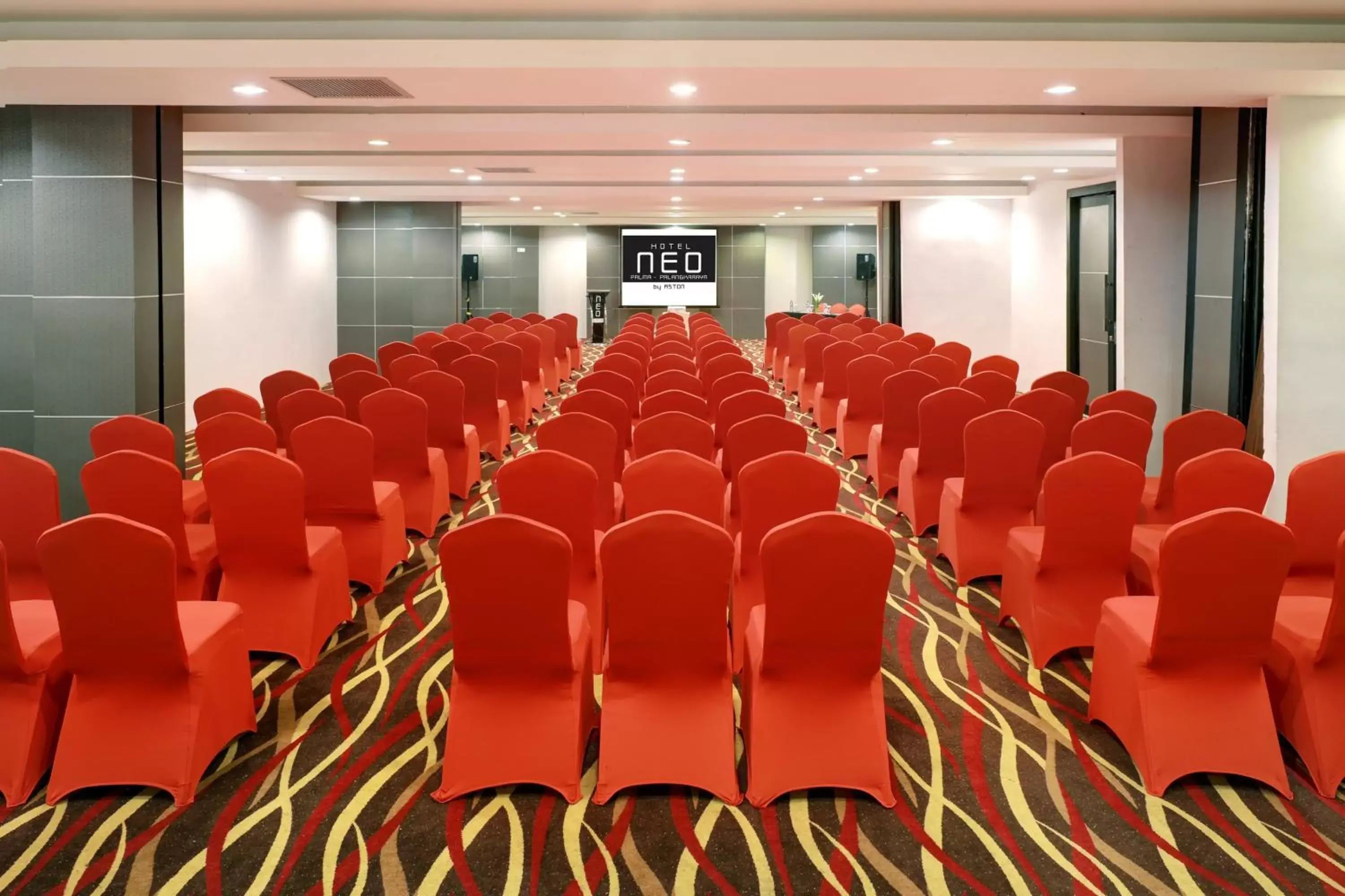 Meeting/conference room in Hotel Neo Palma Palangkaraya by ASTON