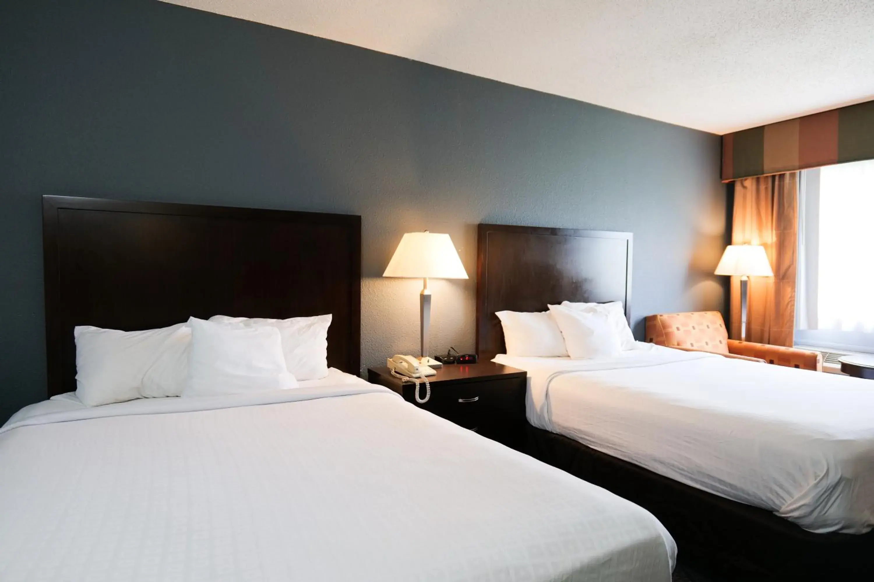 Bed in Baymont by Wyndham Flint Airport North