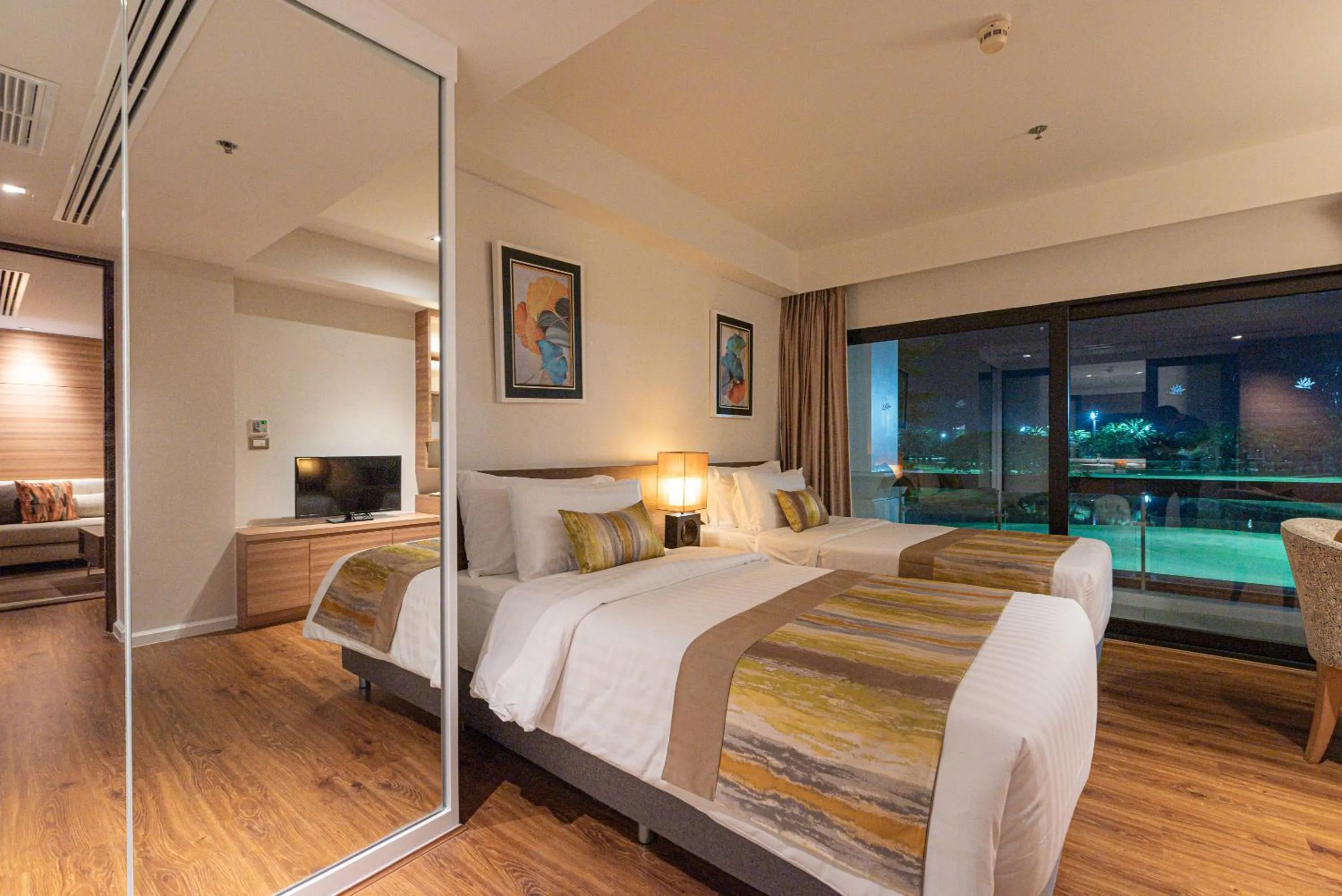 Bedroom, Bed in Summit Windmill Golf Suite Hotel at Suvarnabhumi