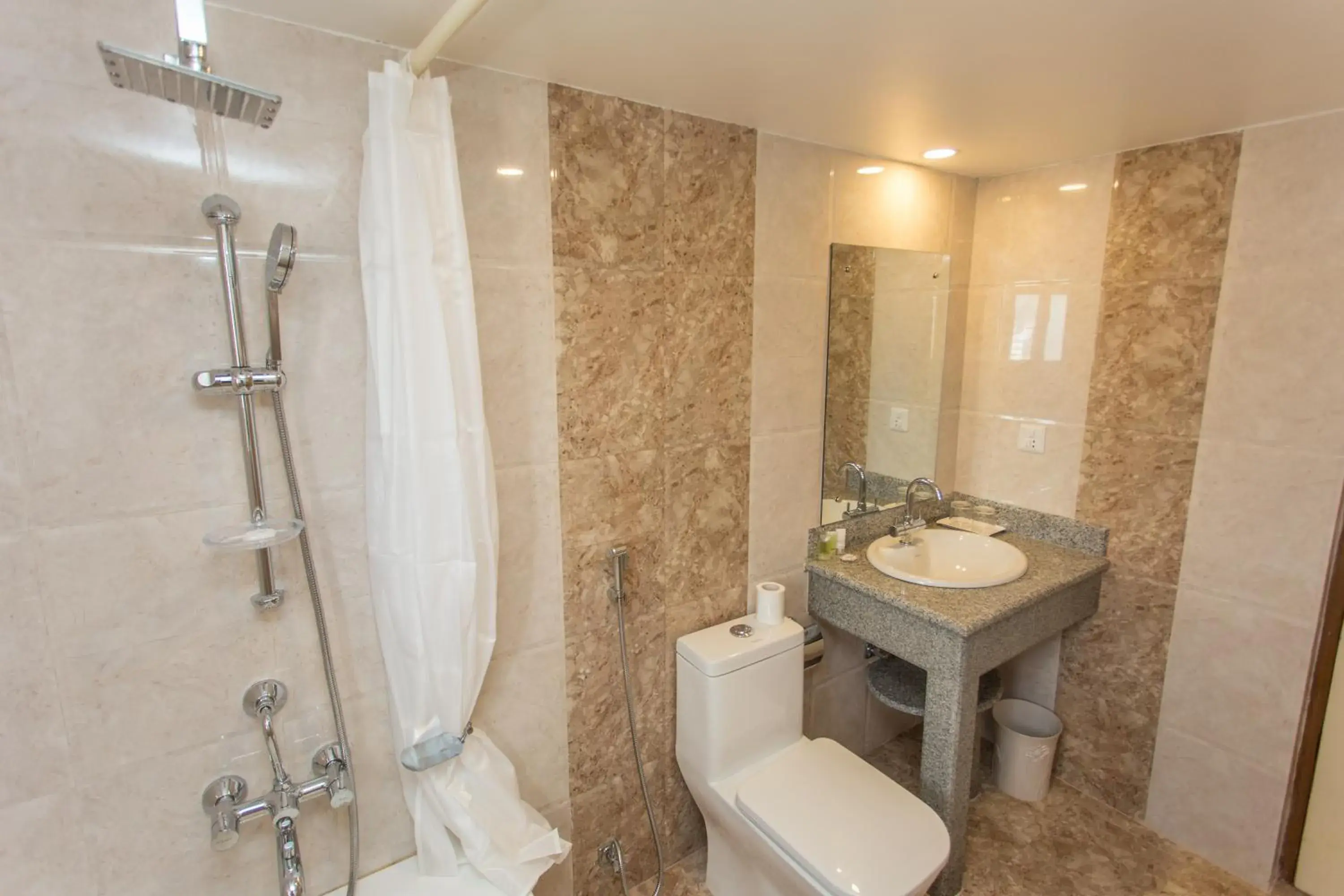 Bathroom in Hotel White Pearl