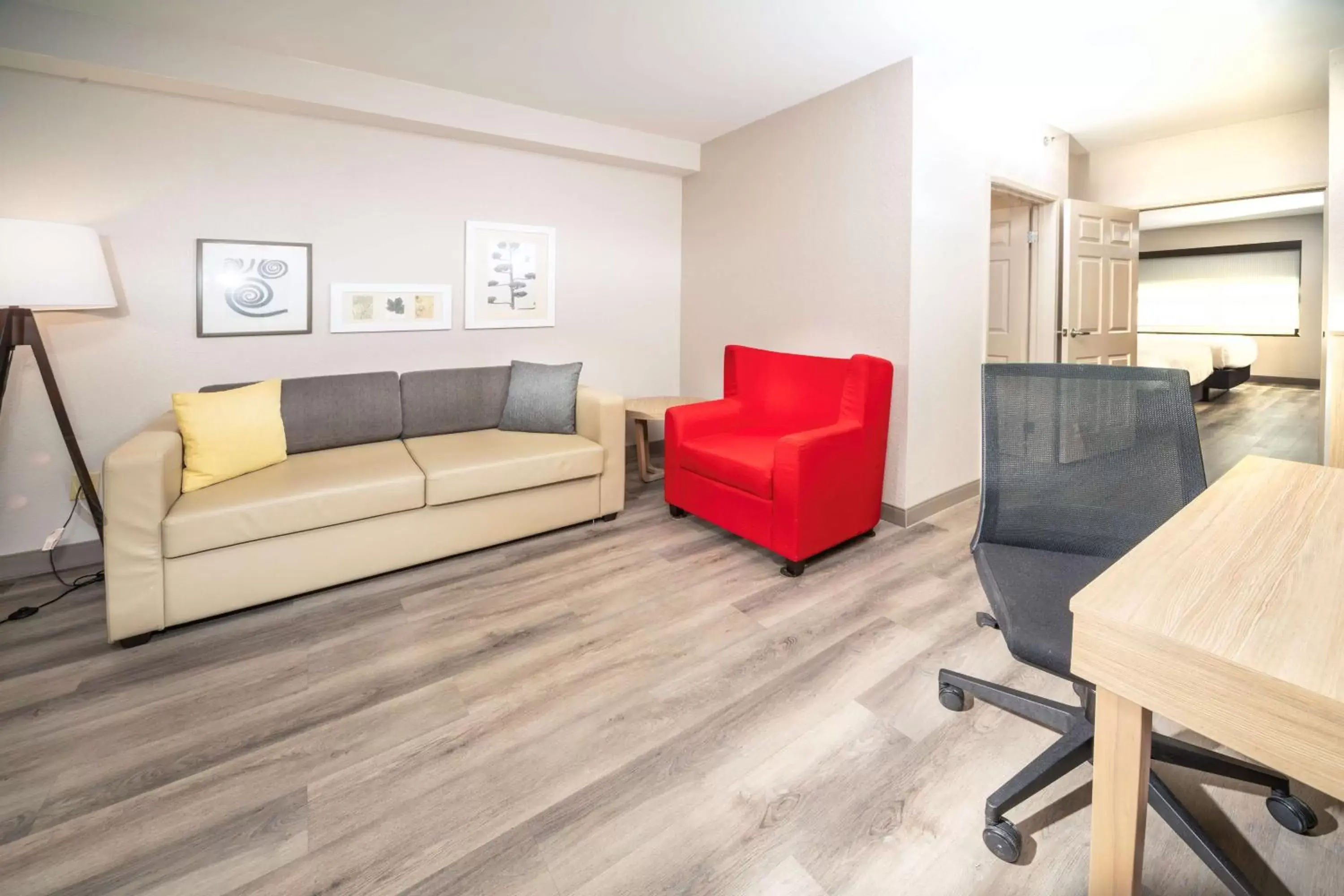 Photo of the whole room, Seating Area in Country Inn & Suites by Radisson, Stone Mountain, GA