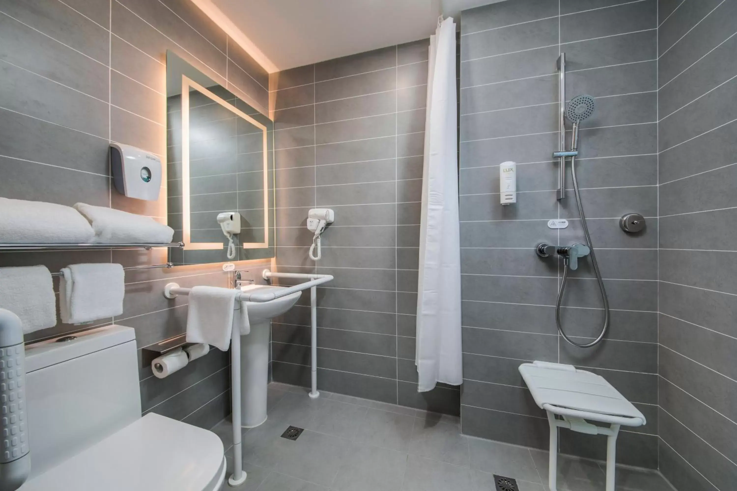 Photo of the whole room, Bathroom in Holiday Inn Express - Yantai YEDA, an IHG Hotel