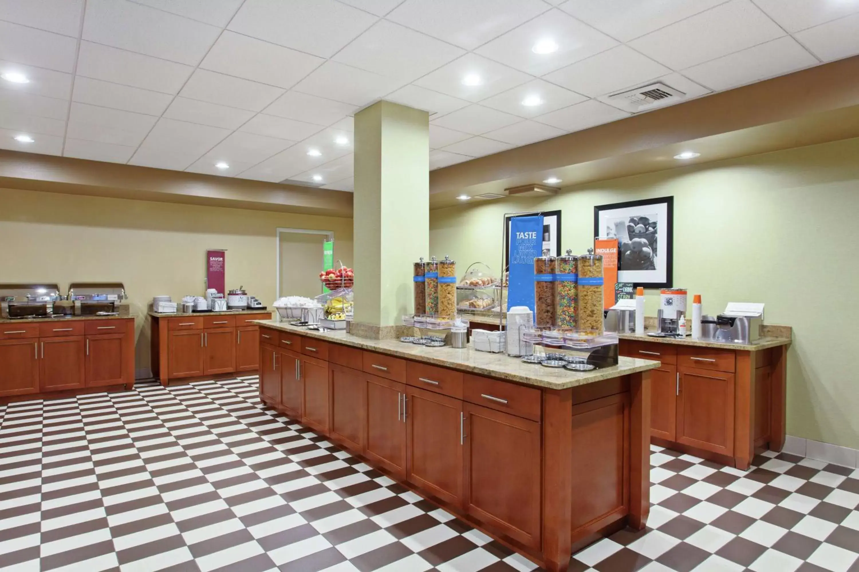 Breakfast, Restaurant/Places to Eat in Hampton Inn and Suites Seattle - Airport / 28th Avenue