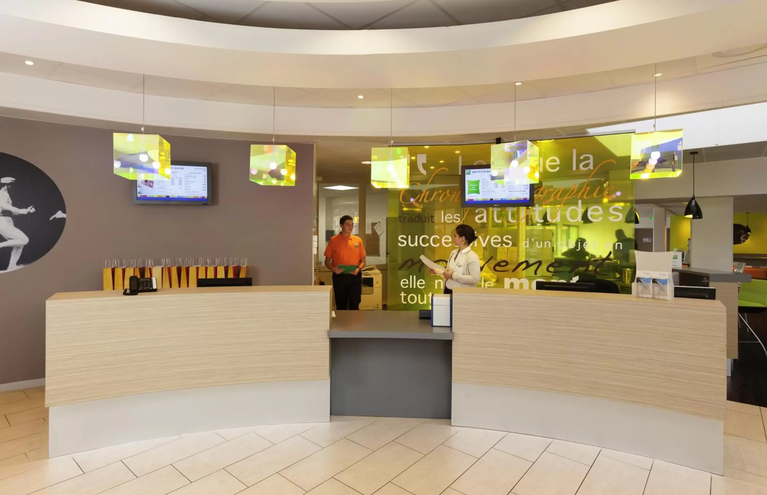 Lobby or reception in ibis Styles Beaune Centre