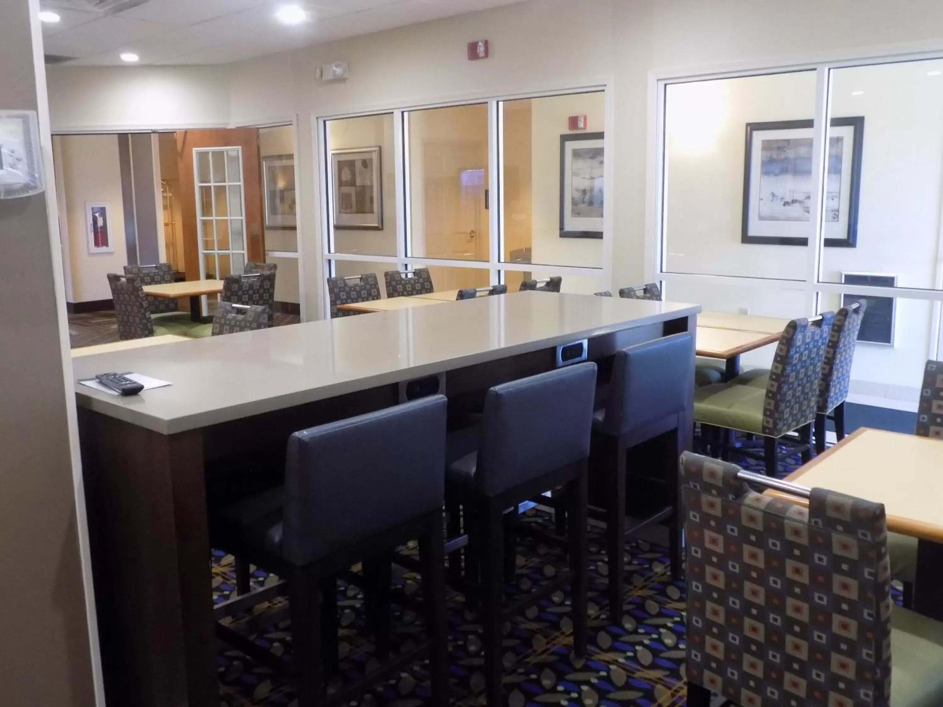 Communal lounge/ TV room in Country Inn & Suites by Radisson, Evansville, IN