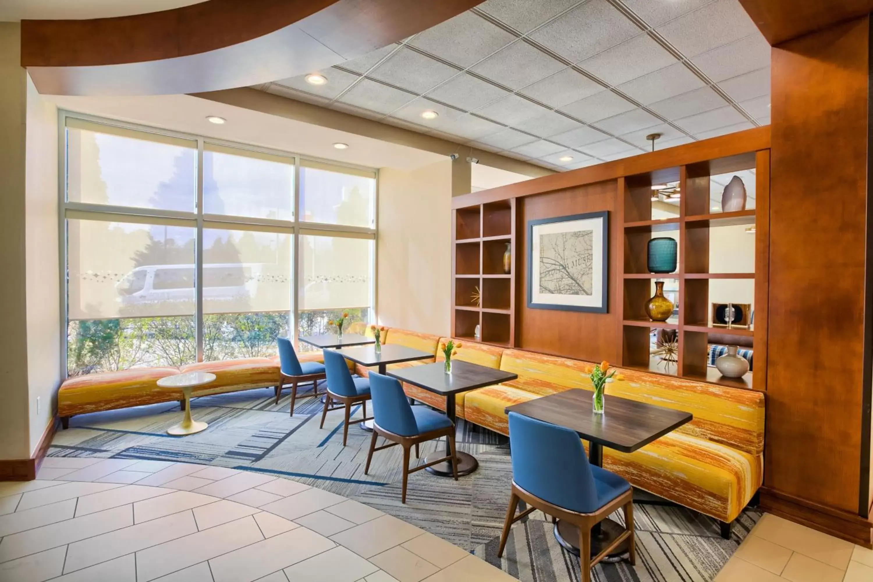 Lobby or reception, Lounge/Bar in Four Points by Sheraton Raleigh Durham Airport