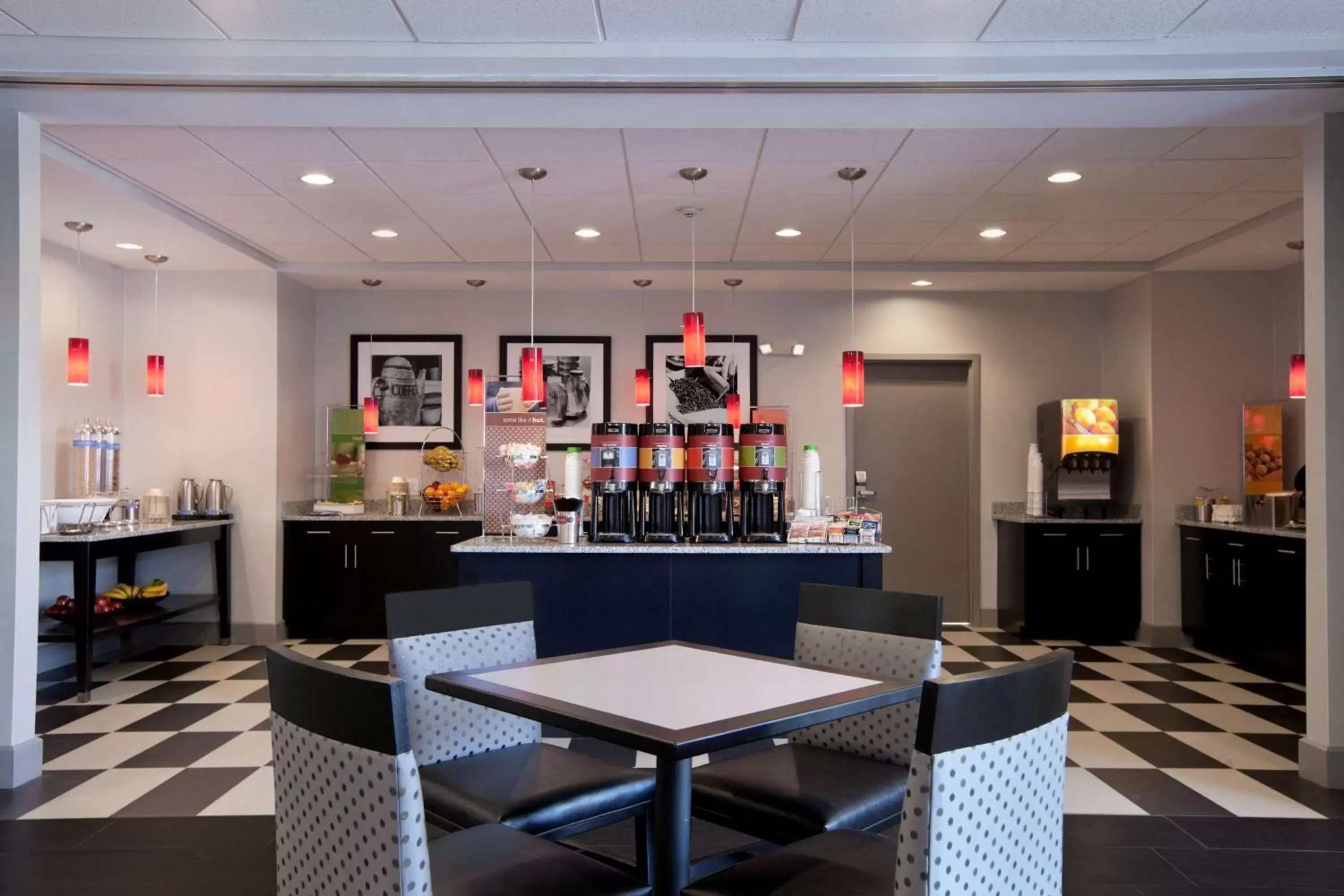 Dining area, Lounge/Bar in Hampton Inn and Suites Roanoke Airport/Valley View Mall