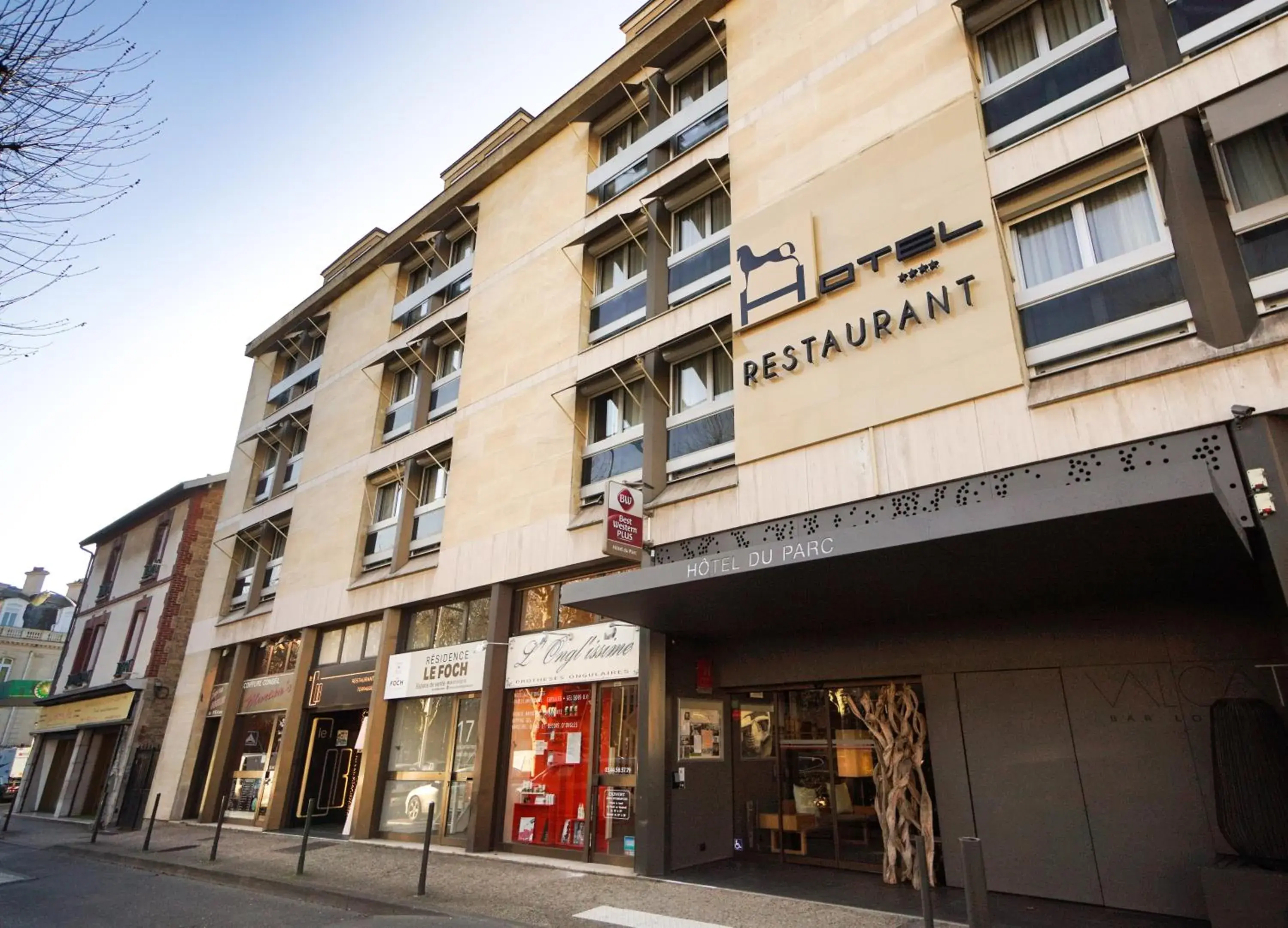 Property building in Best Western Plus Hotel Du Parc Chantilly