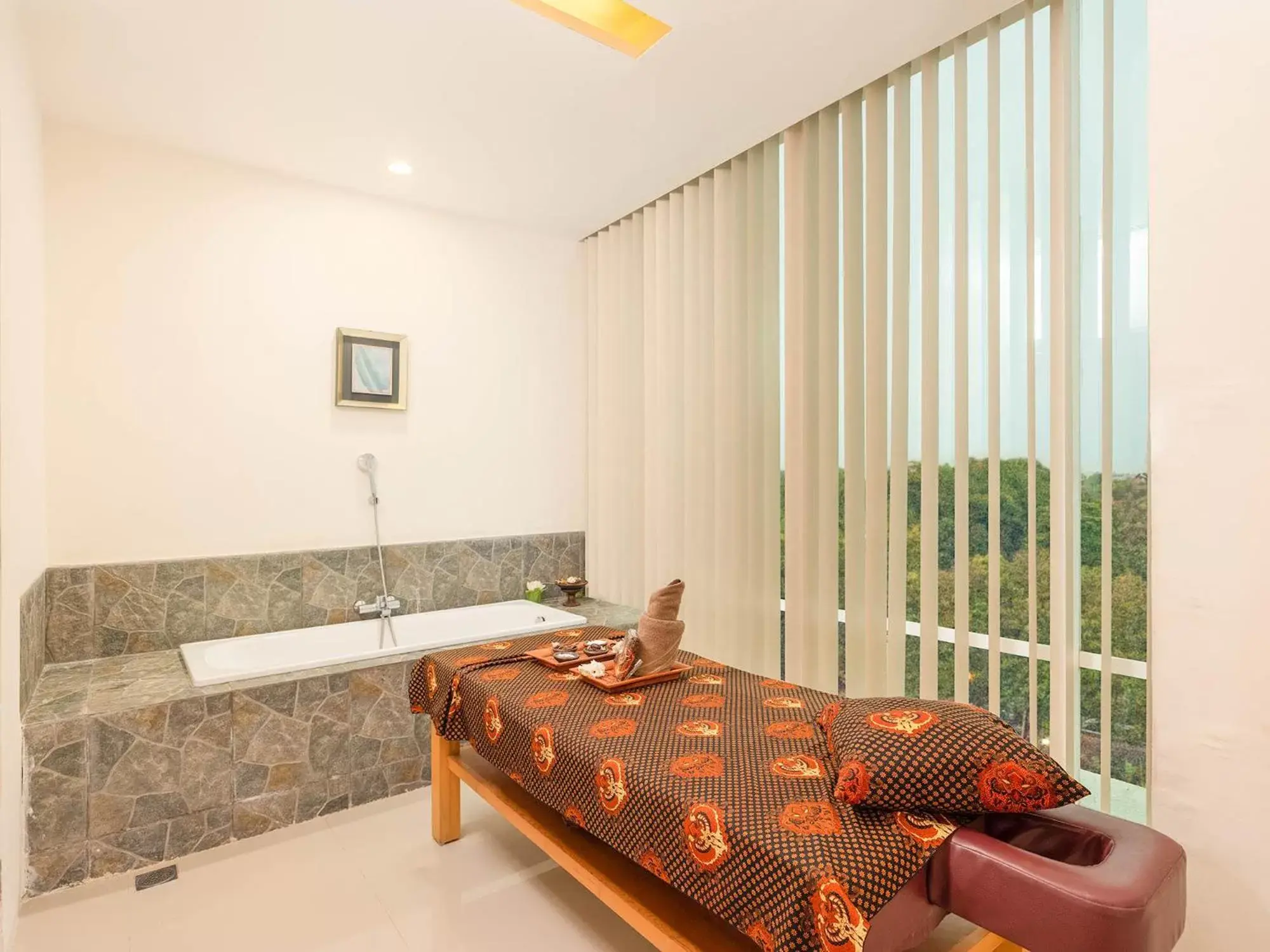 Spa and wellness centre/facilities, Bed in The Alana Yogyakarta Hotel and Convention Center