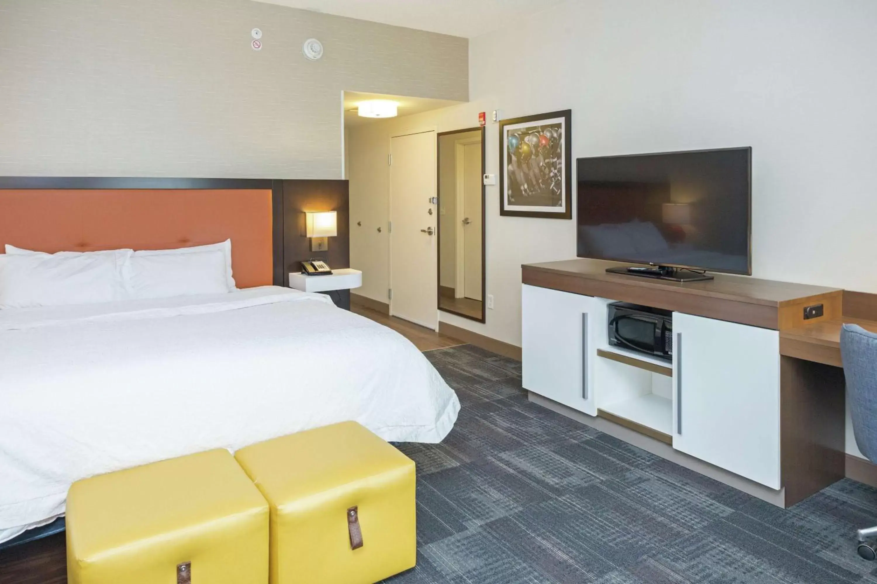 Bedroom, Bed in Hampton Inn & Suites Morgantown / University Town Centre