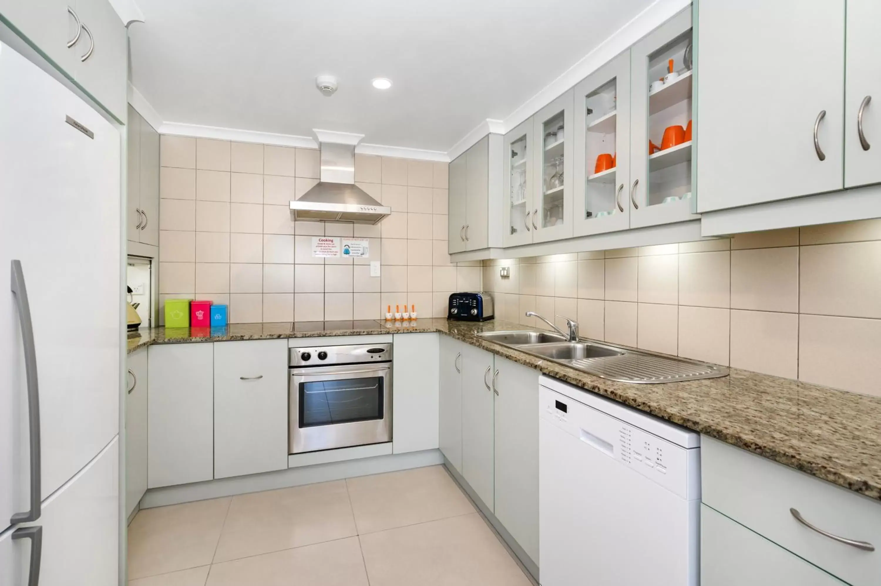 Kitchen or kitchenette, Kitchen/Kitchenette in By The Sea Port Douglas