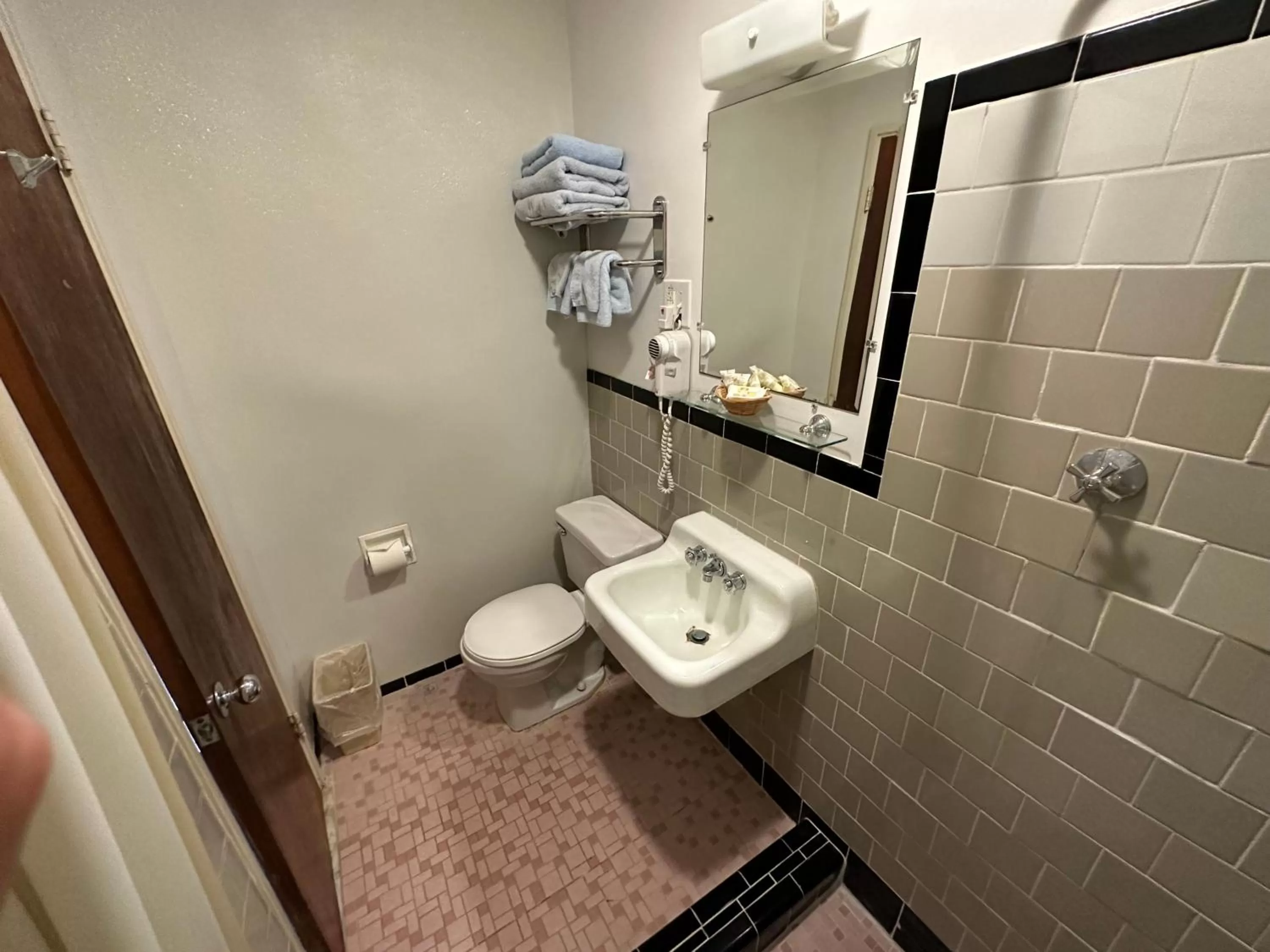 Toilet in Four Oaks Lodging