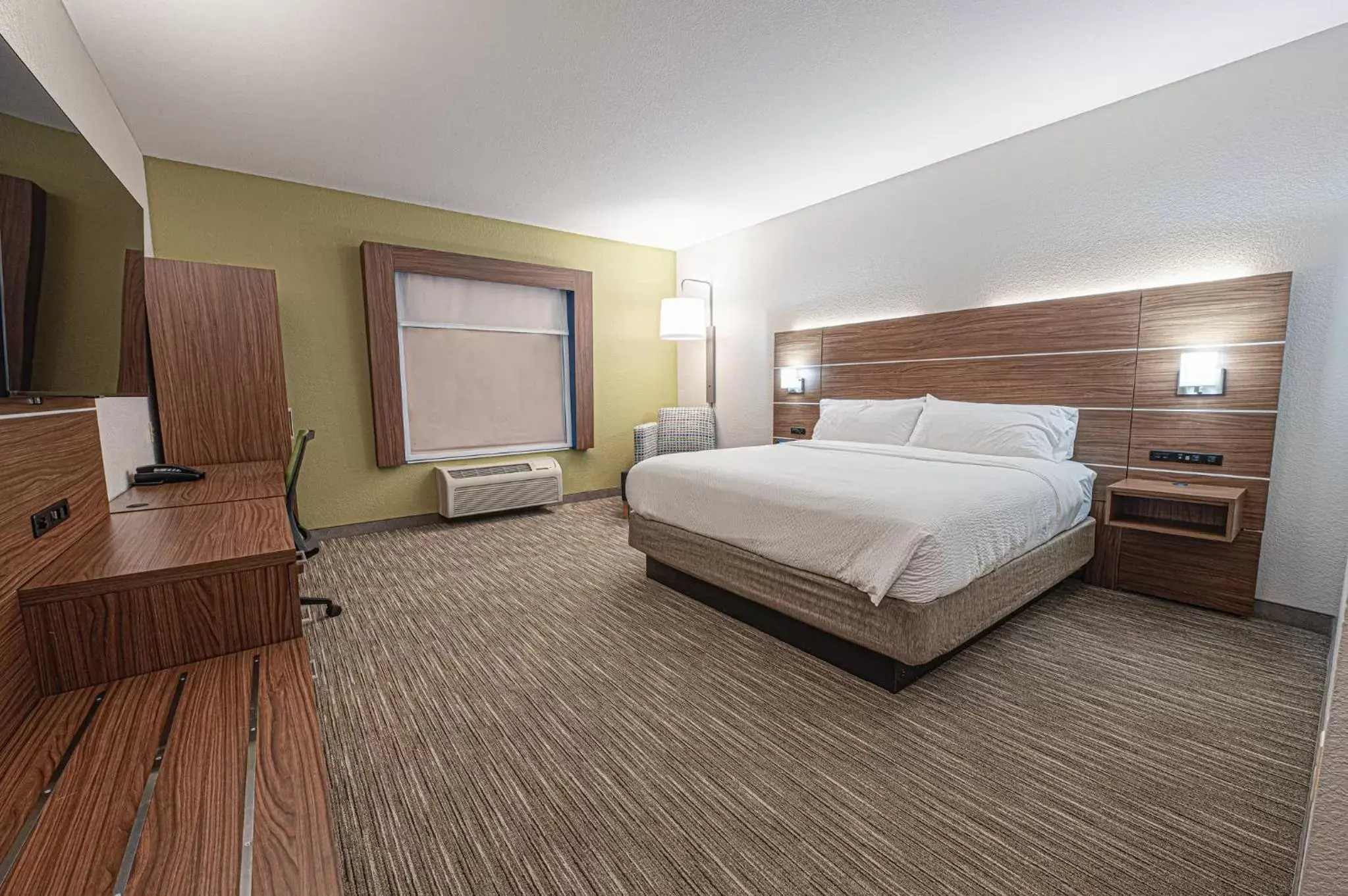 Photo of the whole room, Bed in Holiday Inn Express Hotel & Suites East Lansing, an IHG Hotel