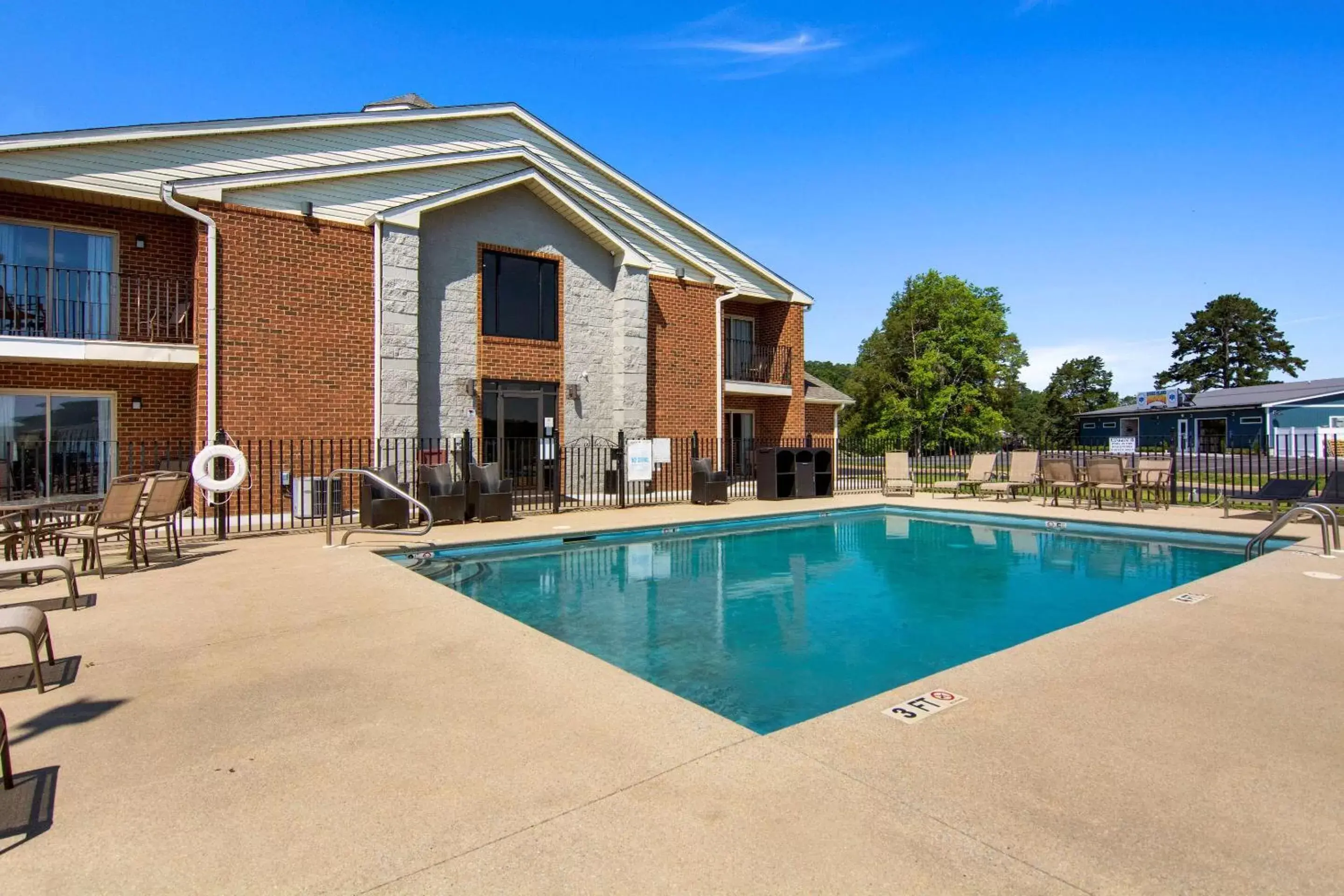 Swimming pool, Property Building in Clarion Pointe on the Lake Clarksville - South Hill West