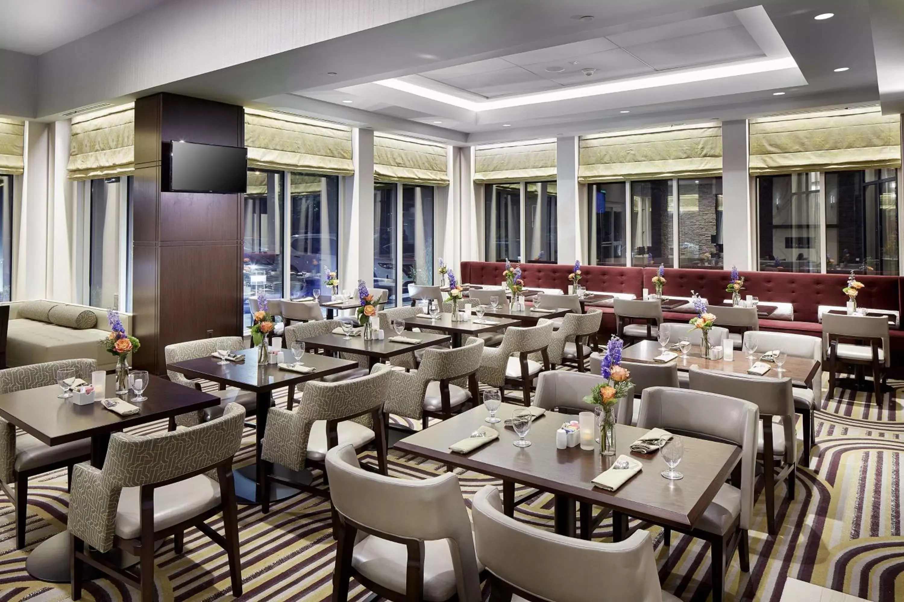 Dining area, Restaurant/Places to Eat in Hilton Garden Inn Roslyn