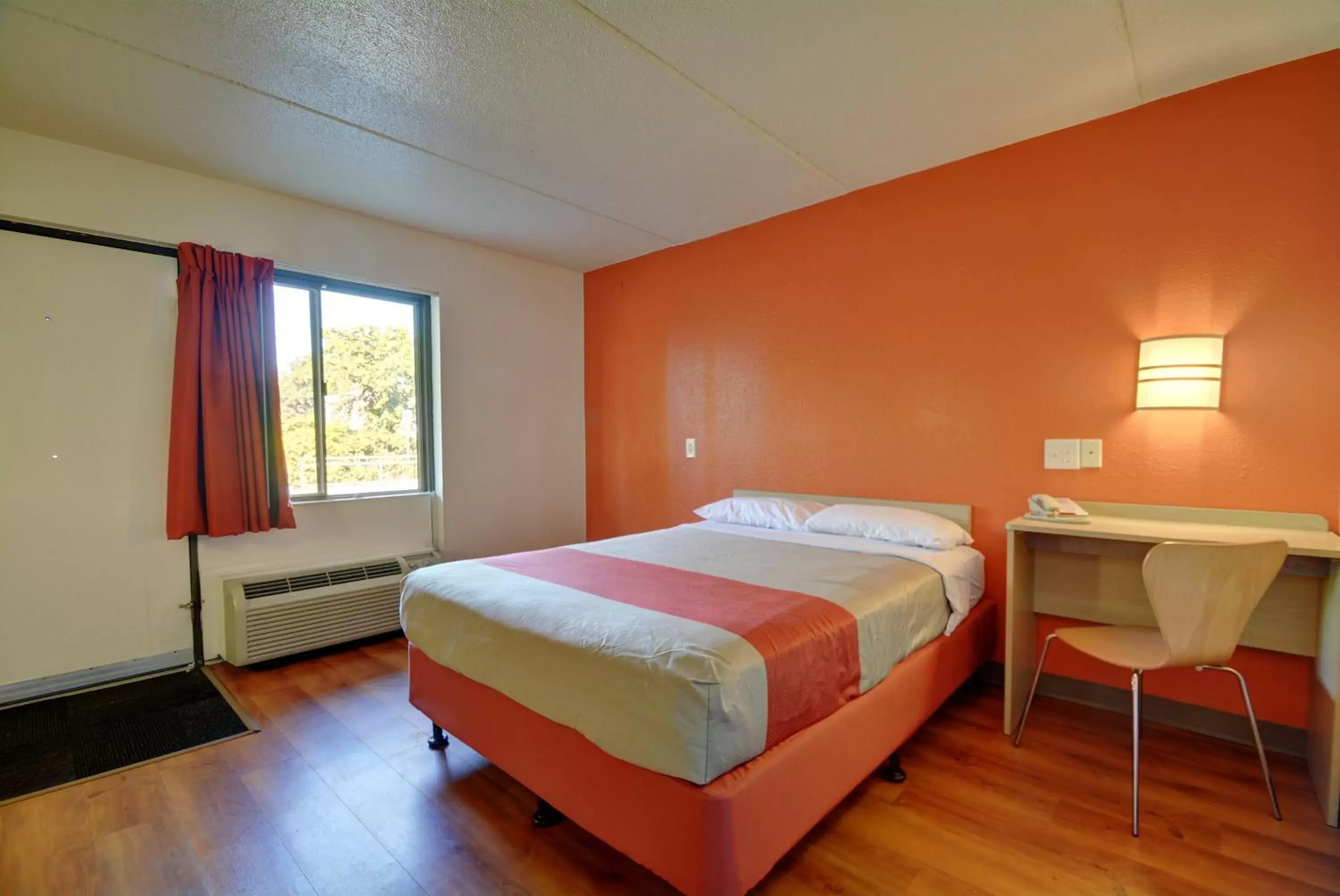 Bedroom, Bed in Motel 6-Chicopee, MA - Springfield