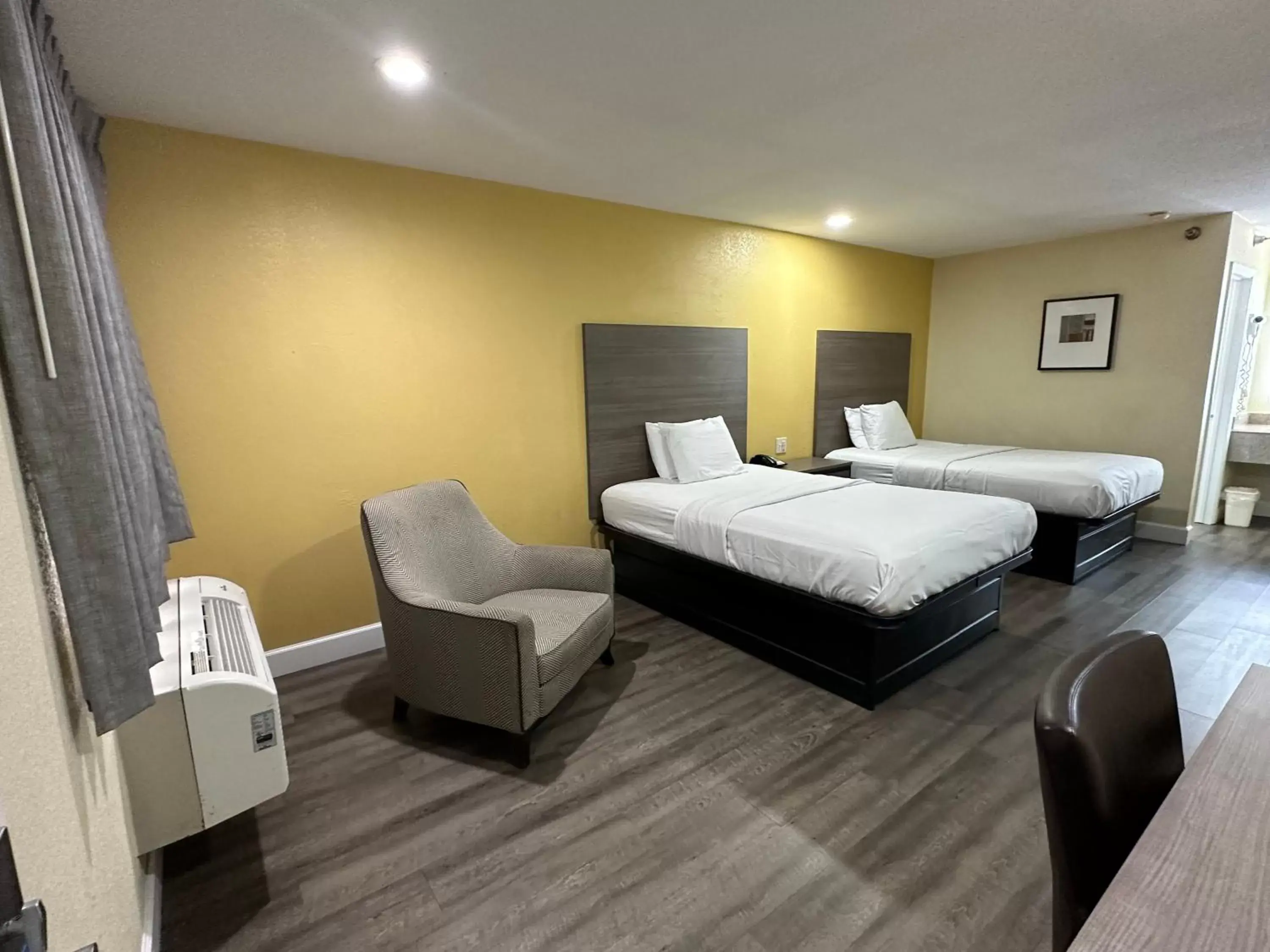 Bed in Rodeway Inn and Suites Hwy 290