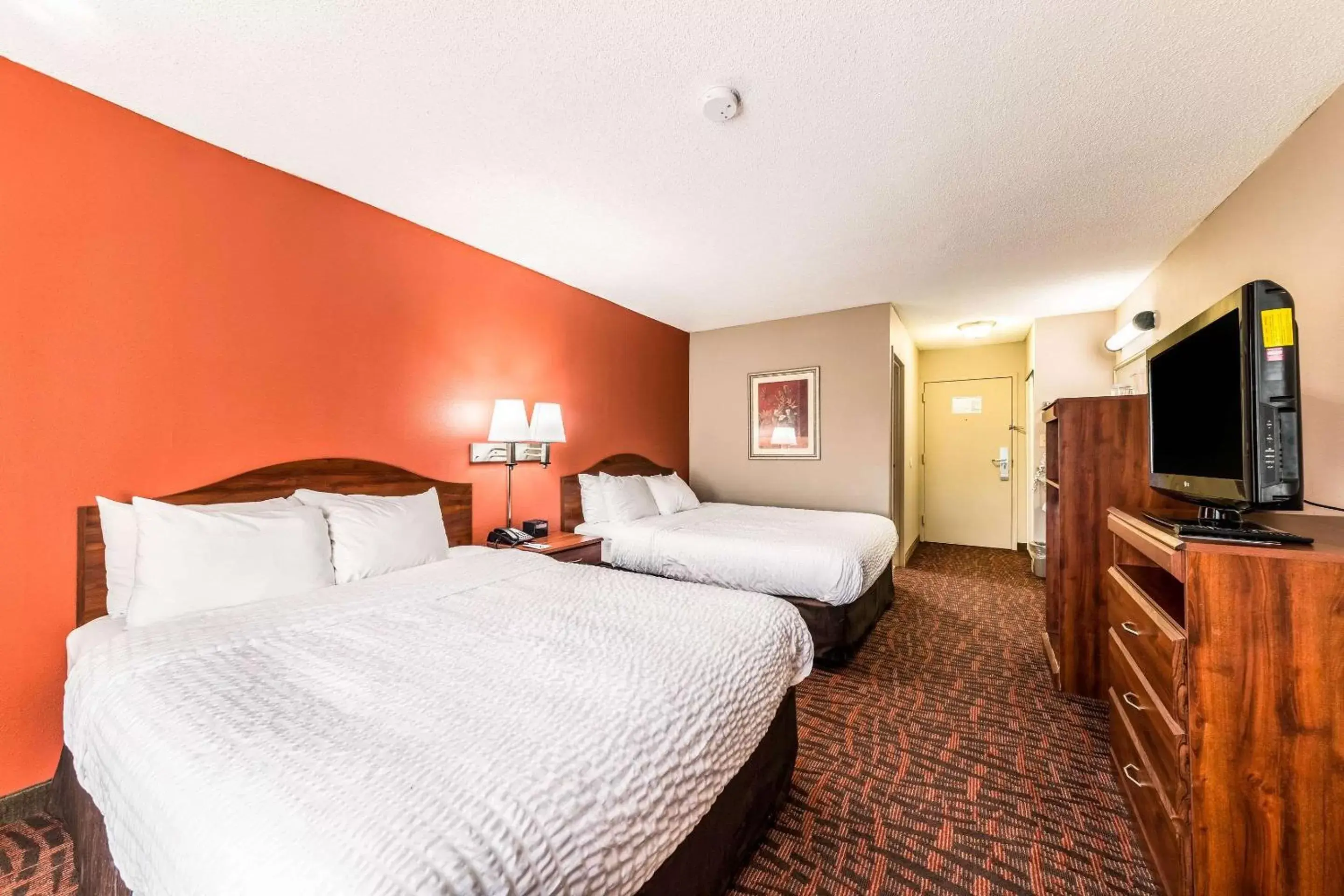 Photo of the whole room, Bed in Lake Norman Inn and Suites