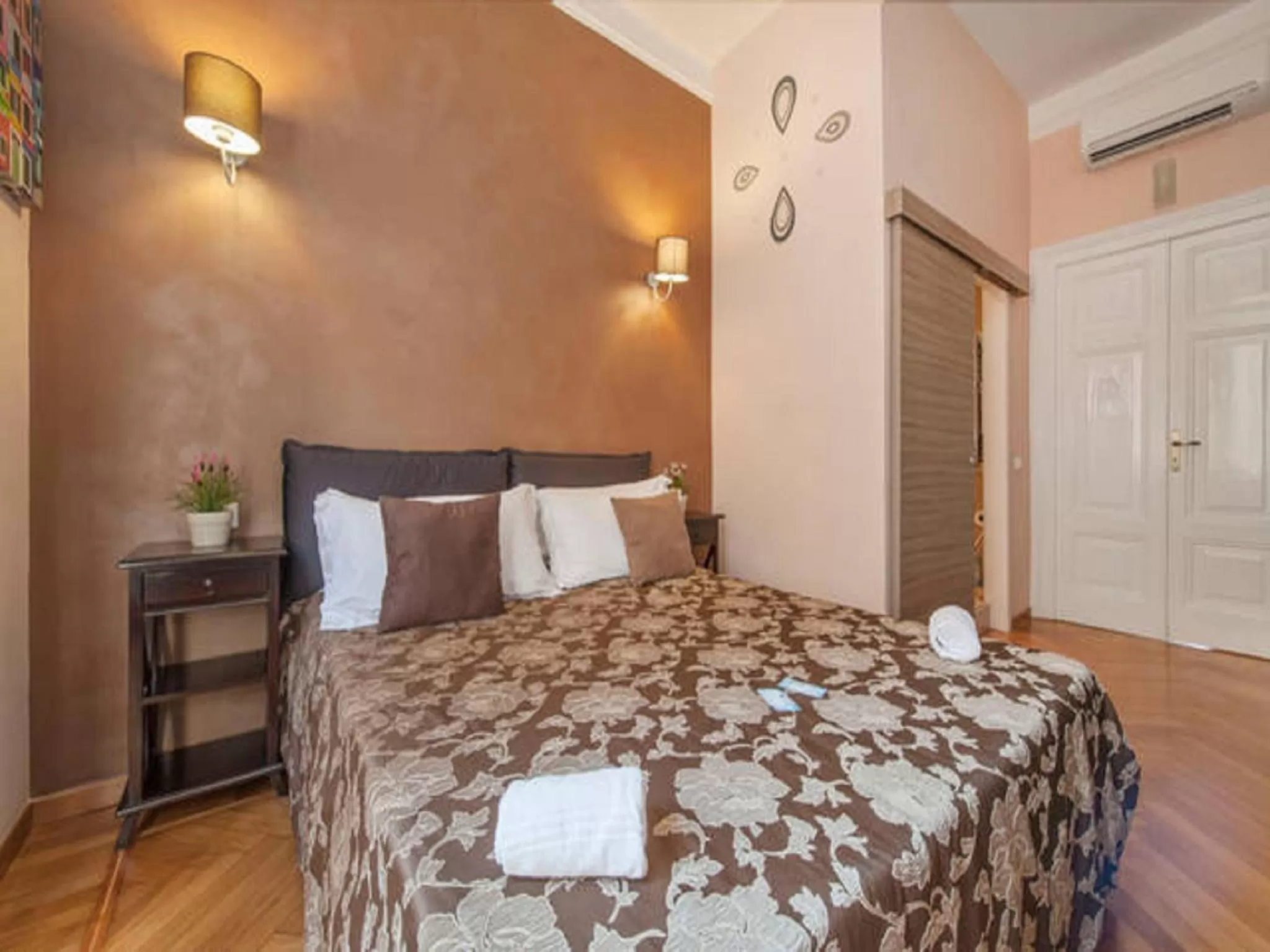 Decorative detail, Bed in Sesto Suites Central