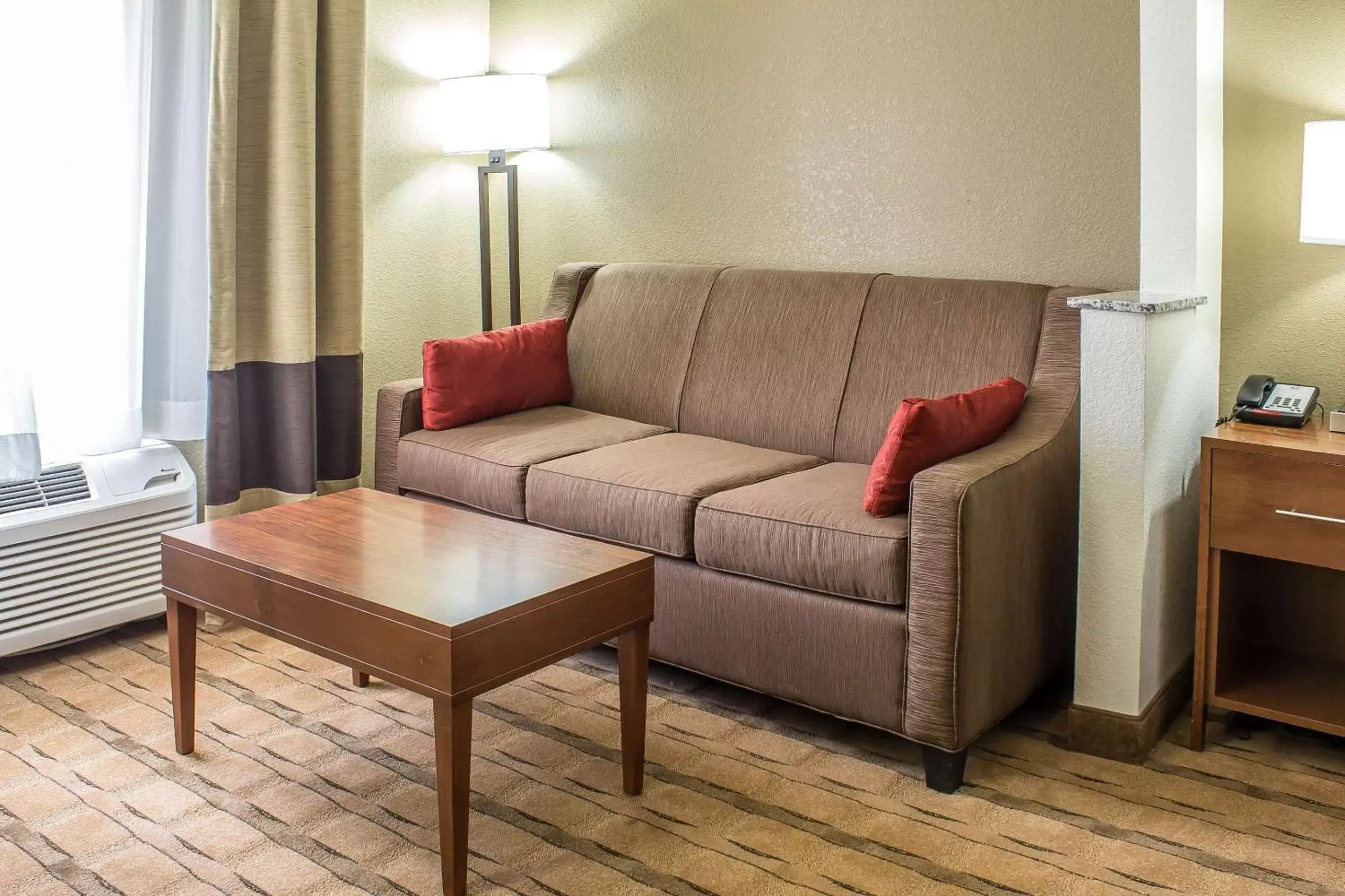 Photo of the whole room, Seating Area in Comfort Inn & Suites Cedar Rapids North - Collins Road