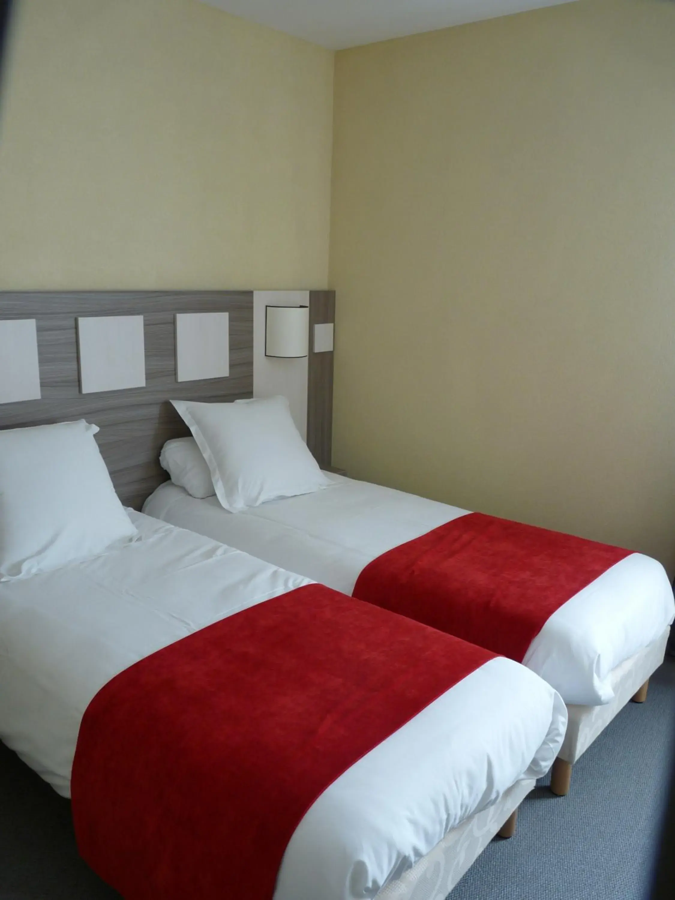 Bathroom, Bed in Comfort Hotel Saintes