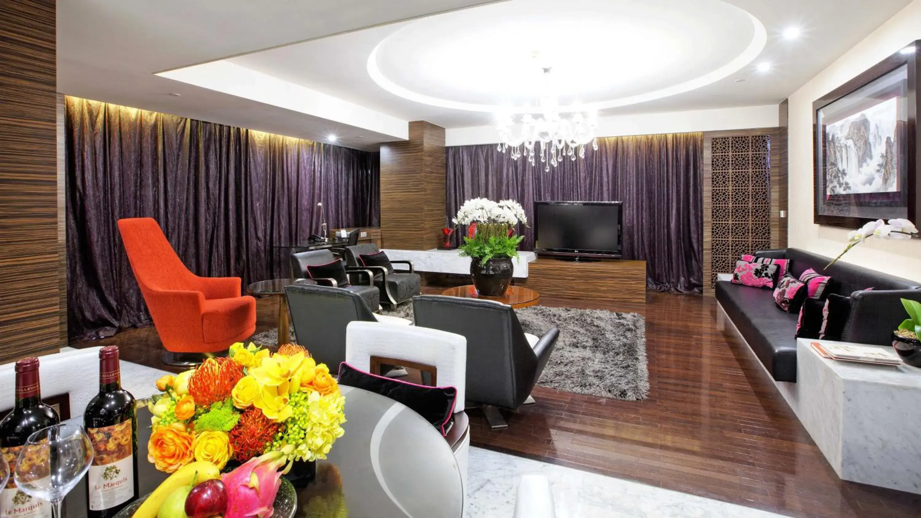 Photo of the whole room, Seating Area in Holiday Inn Shanghai Hongqiao West, an IHG Hotel