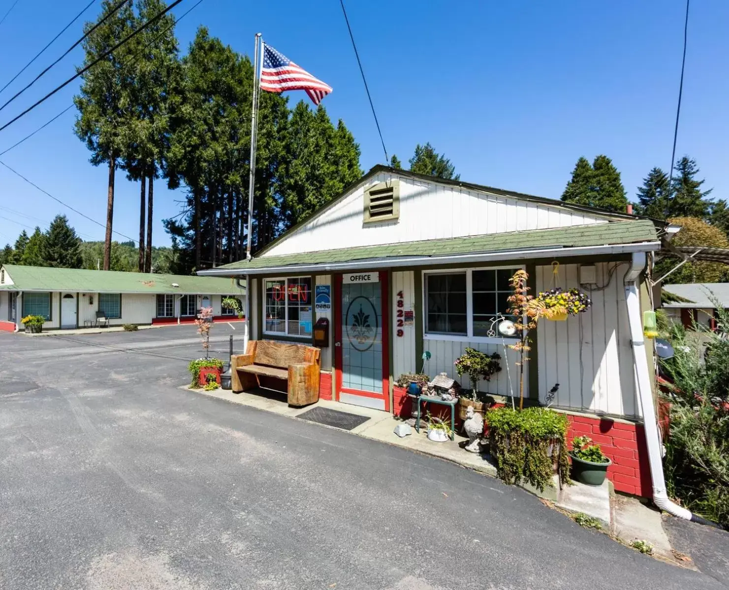 Property Building in Arbor Inn Motel Oakridge