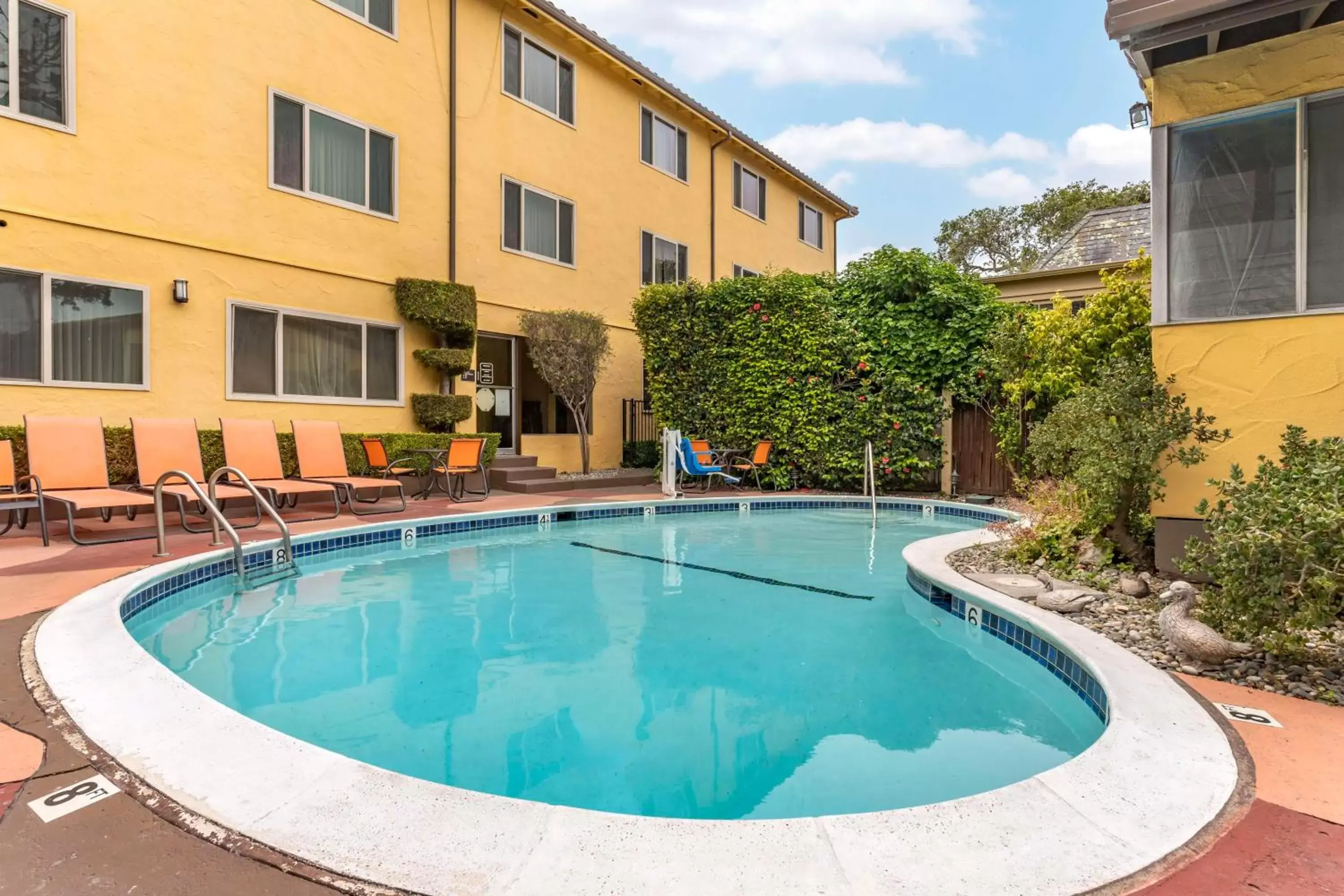 Pool view, Swimming Pool in Best Western Carmel's Town House Lodge