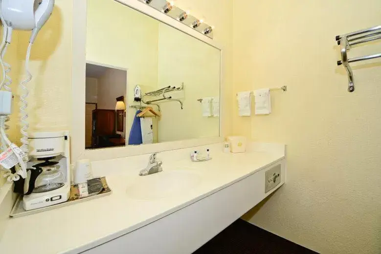 Bathroom in Manchester Heritage Inn & Suites