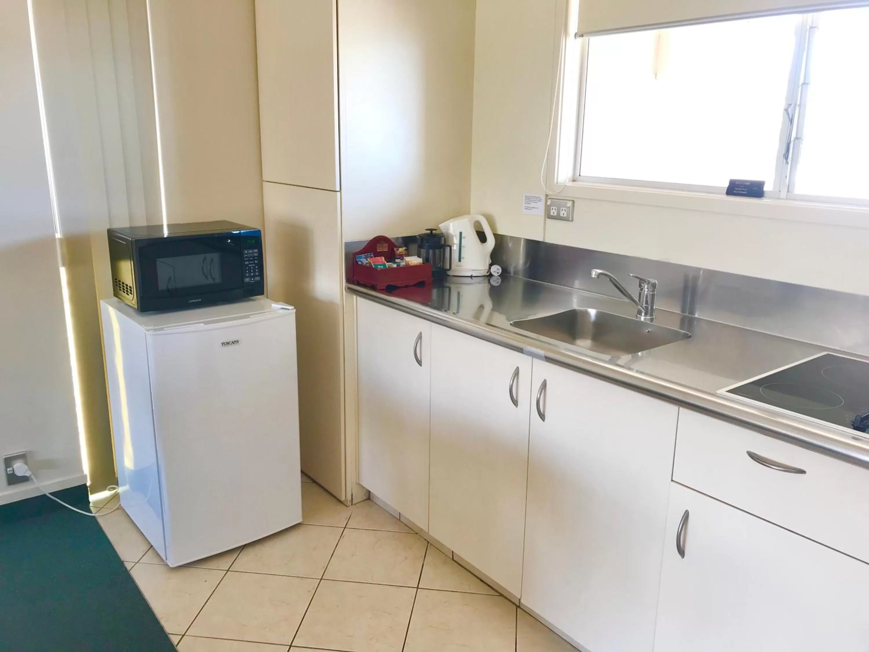Kitchen or kitchenette in Tui Oaks Motel