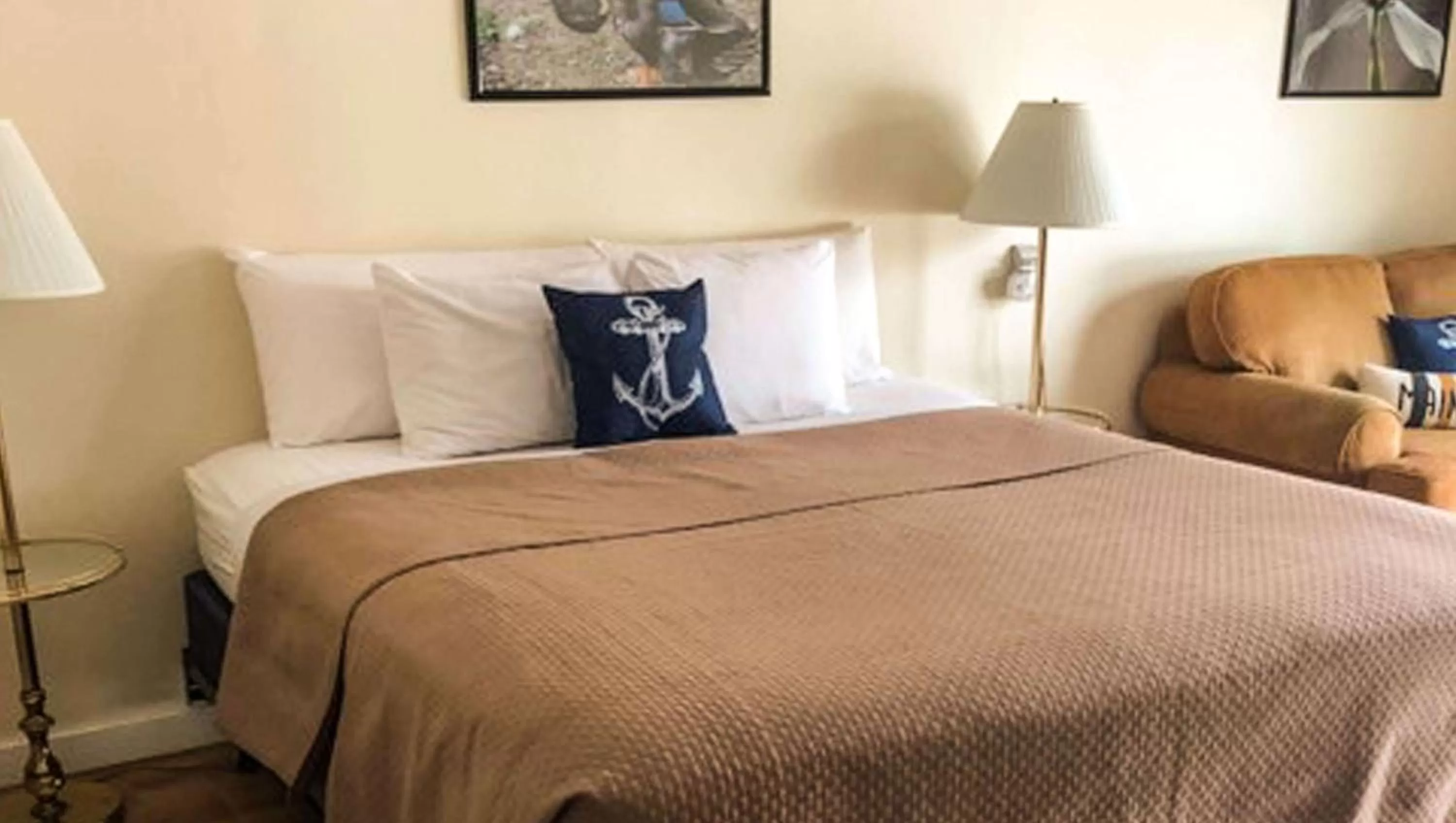 Photo of the whole room, Bed in Colonial Inn Ellsworth