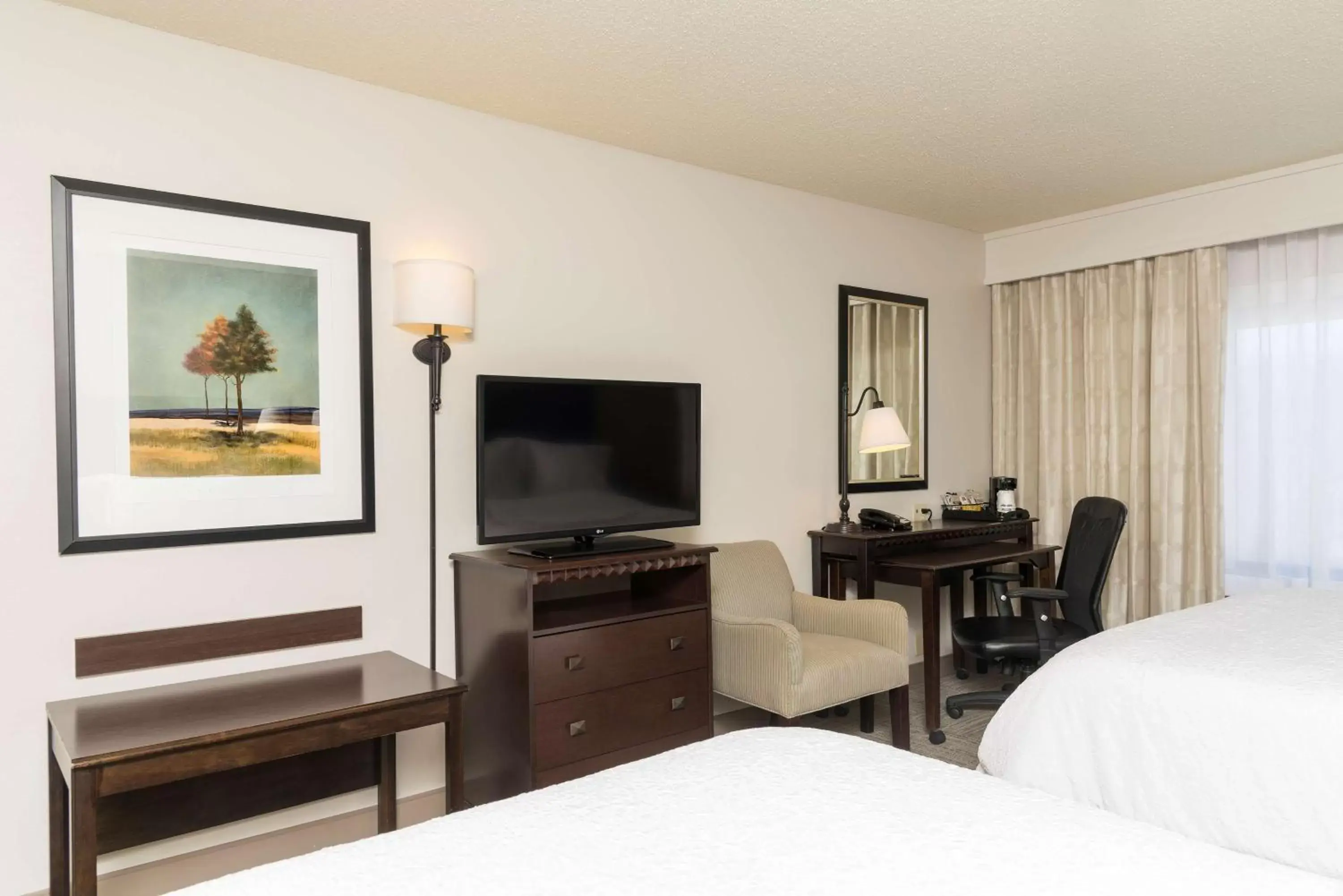 Bed, TV/Entertainment Center in Hampton Inn & Suites Hartford-Manchester