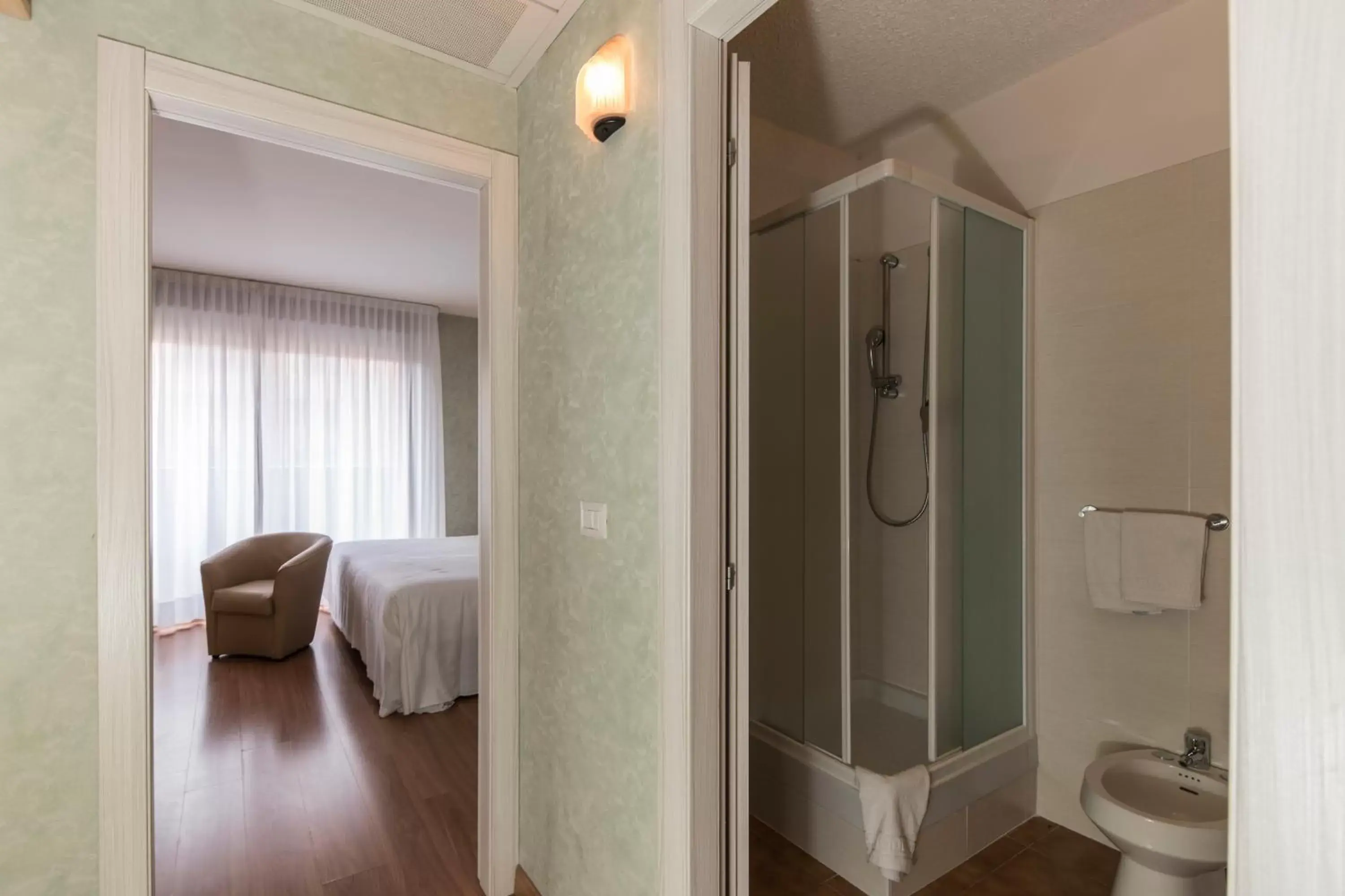 Bedroom, Bathroom in Hotel Donatello Imola