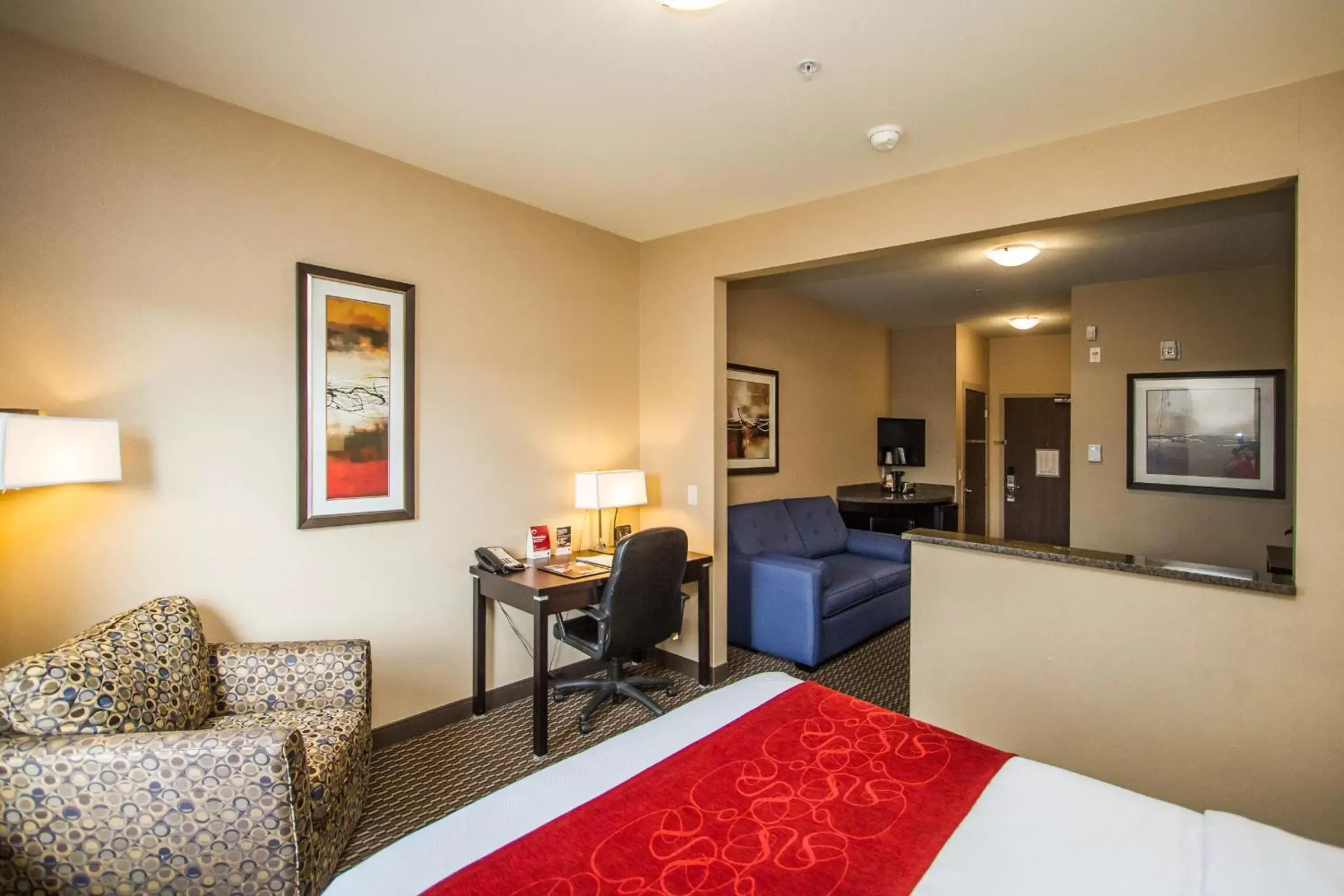 Bed, Seating Area in Comfort Suites Kelowna