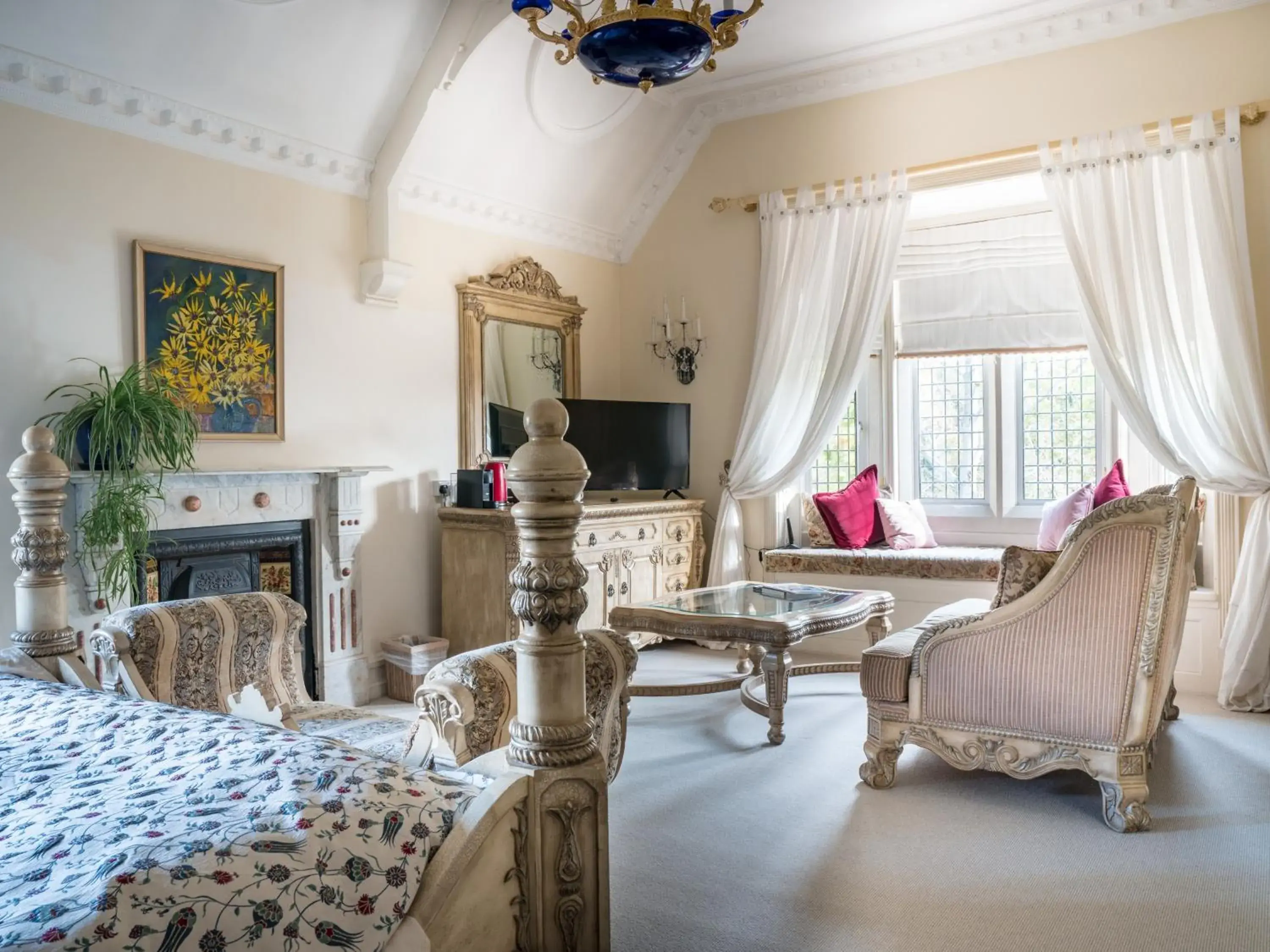 Bed, Seating Area in Berwick Lodge