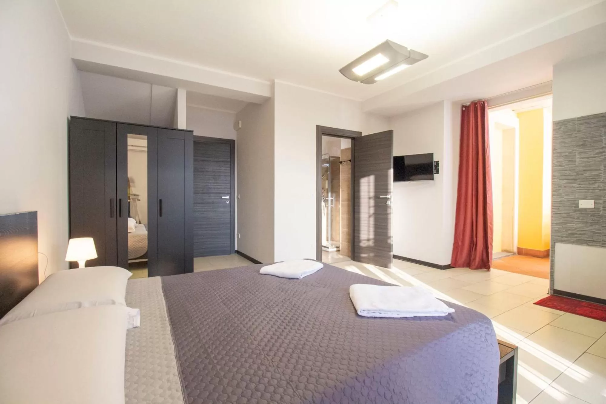 Bed in Royal Playa Suite and Apartament -private parking- self chek out