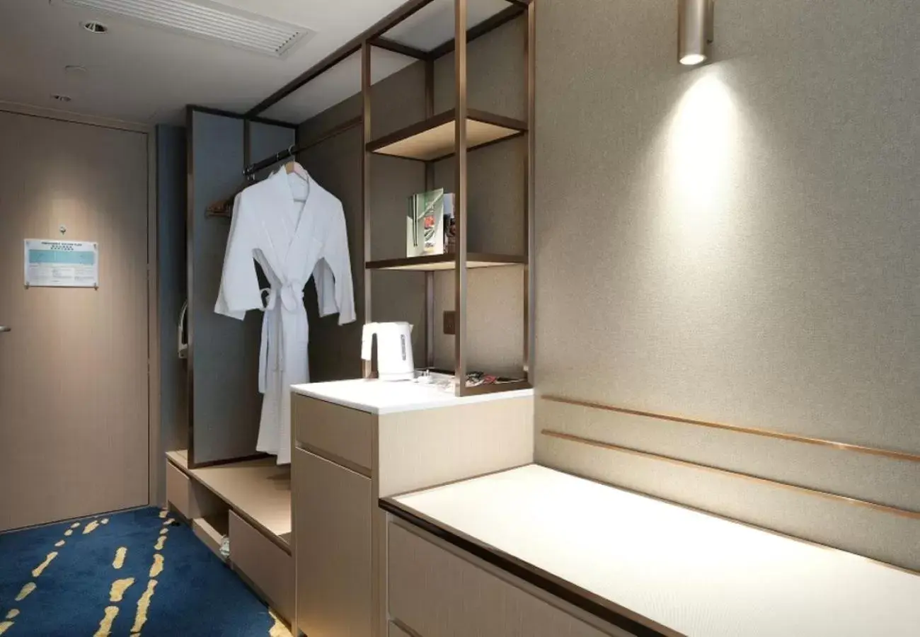 wardrobe in Holiday Inn Golden Mile, an IHG Hotel