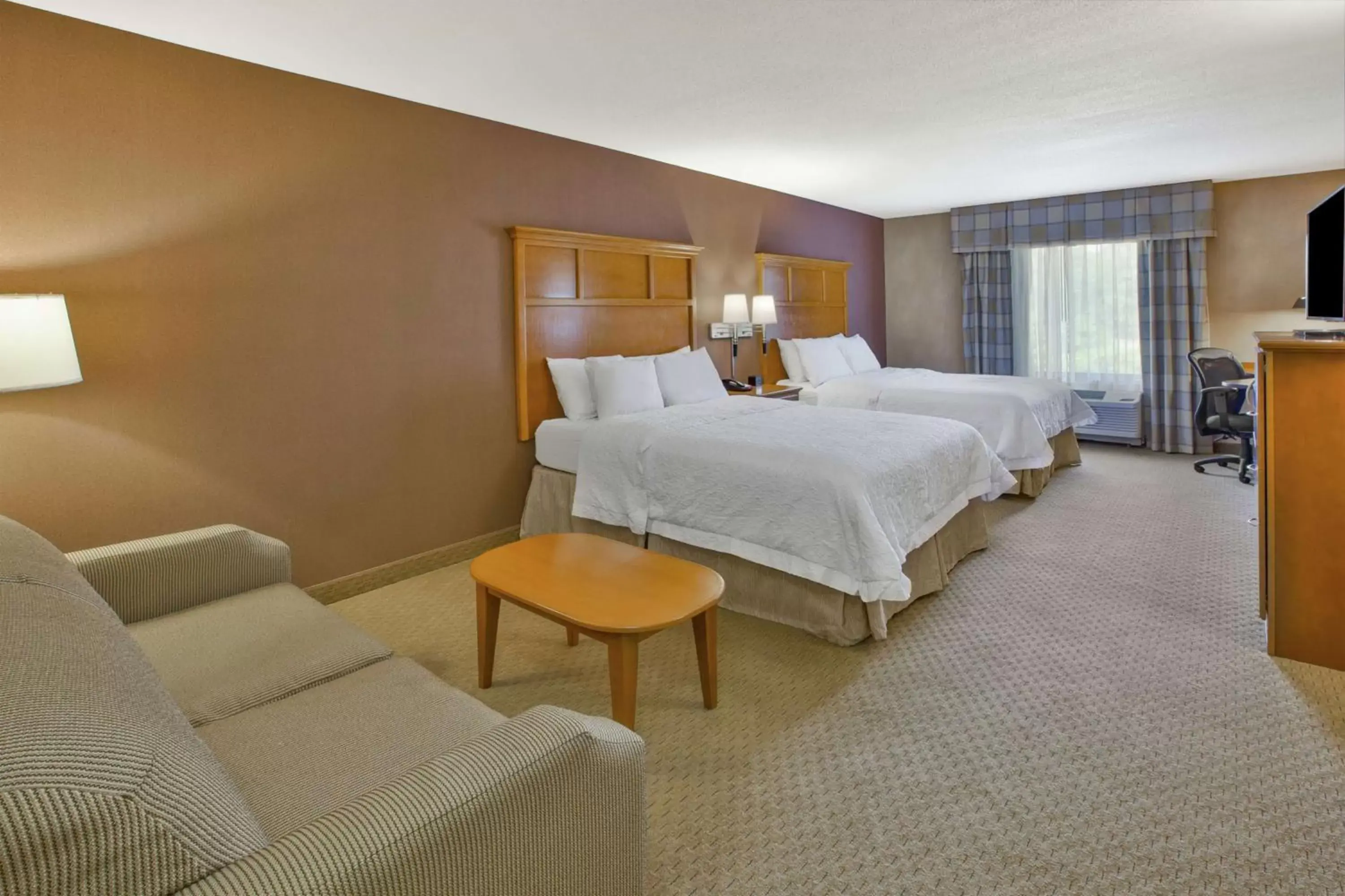 Bed in Hampton Inn Detroit - Shelby Township