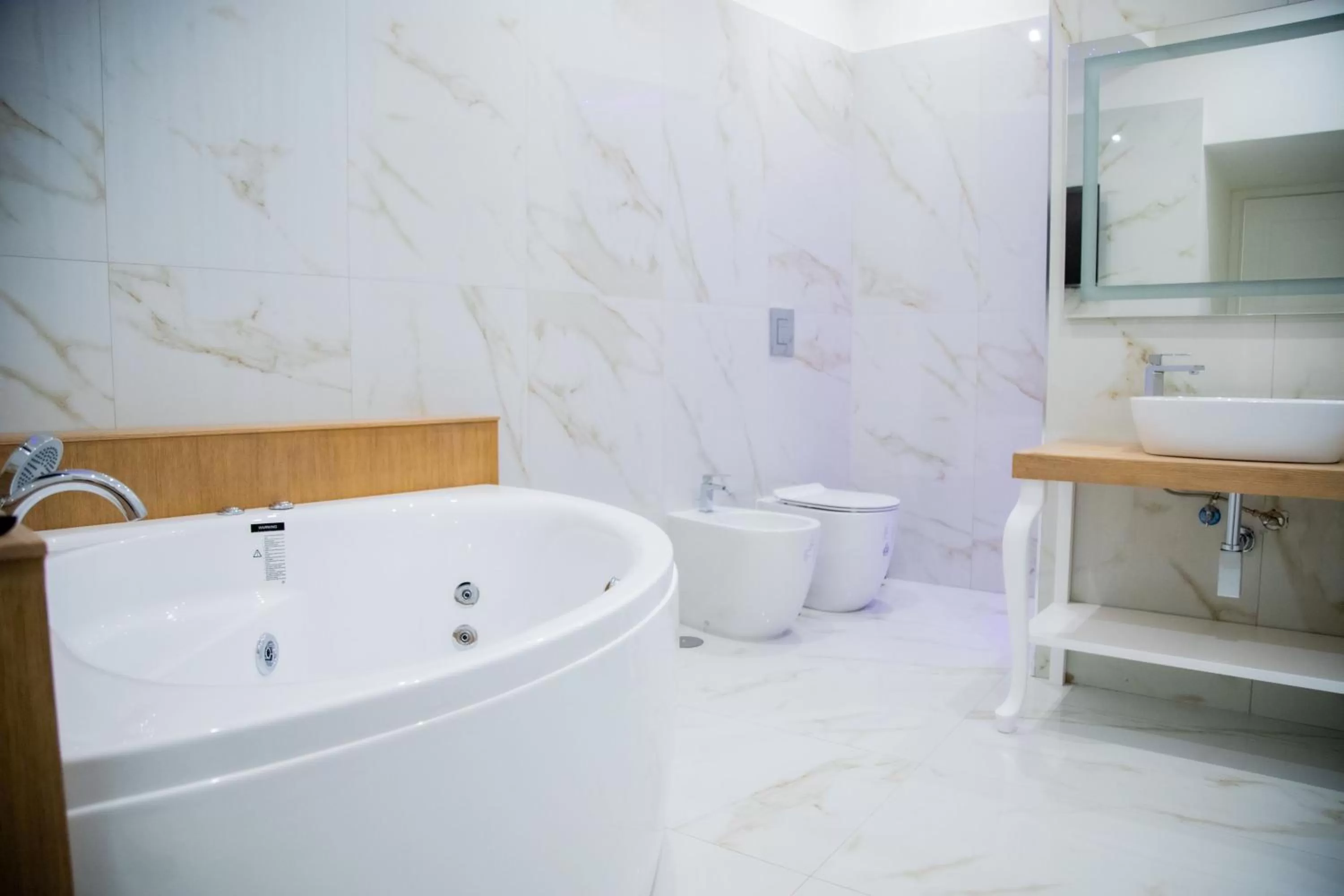 Hot Tub, Bathroom in Gentile Suite