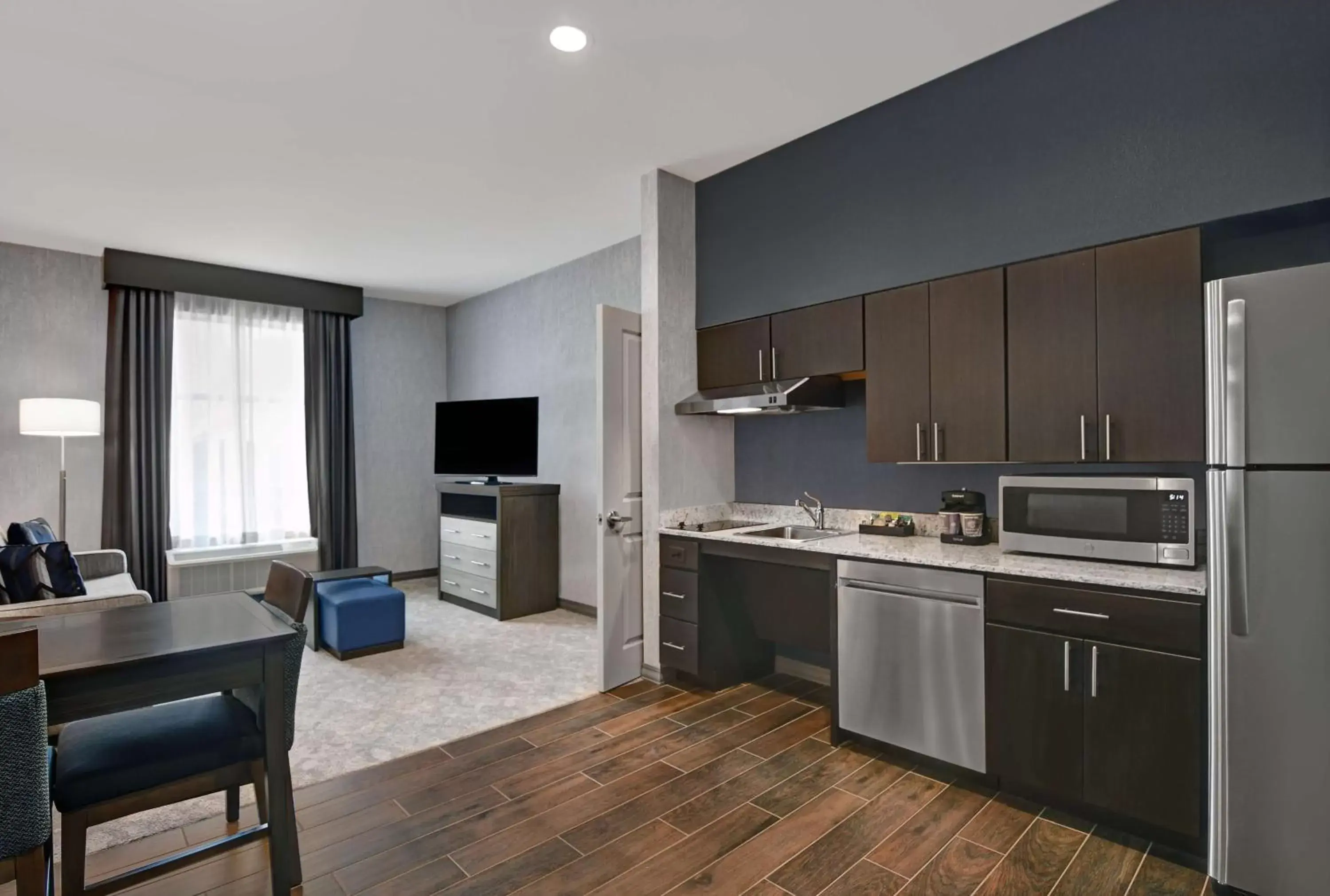 Bedroom, Kitchen/Kitchenette in Homewood Suites By Hilton Edison Woodbridge, NJ