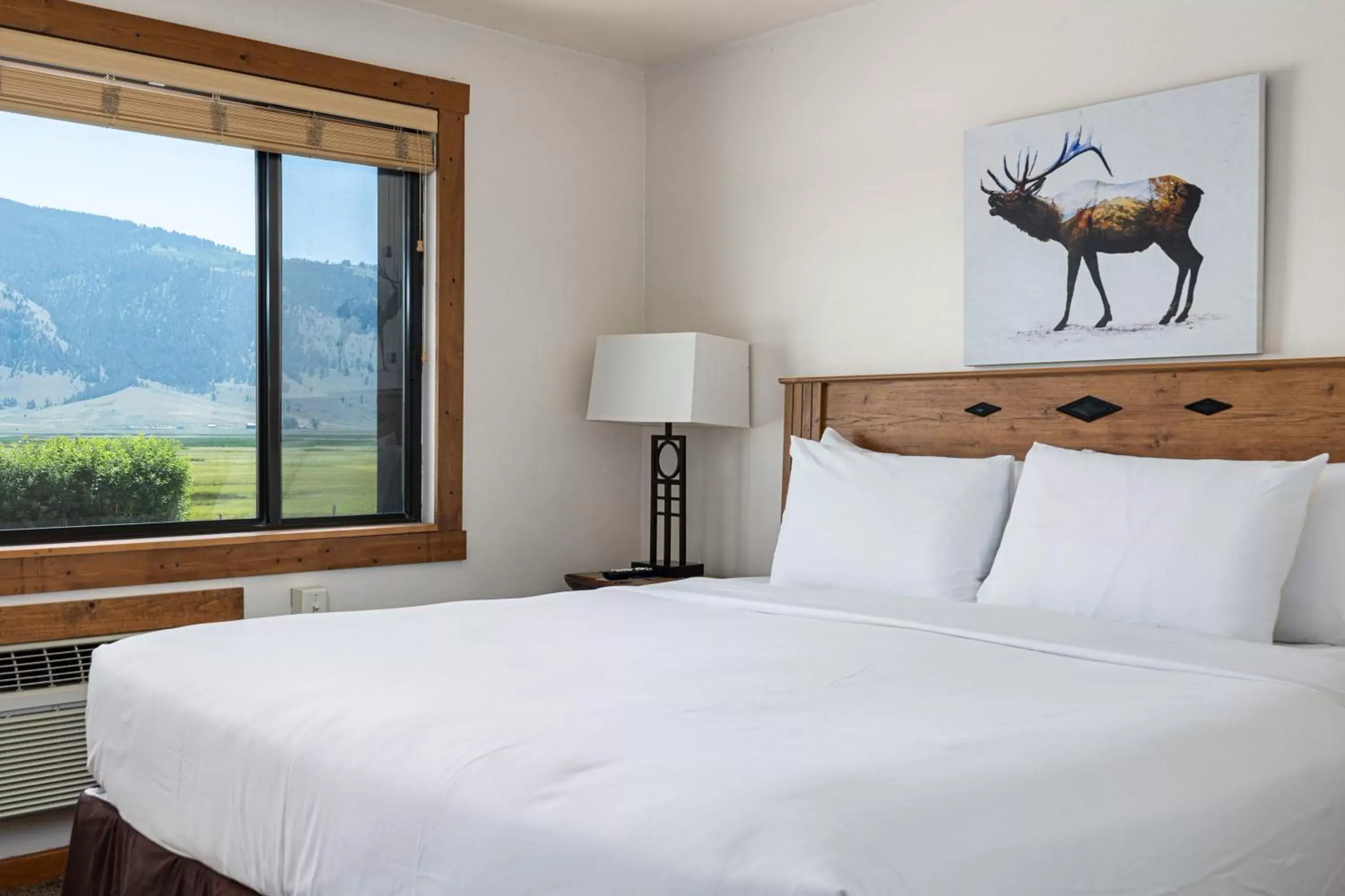 View (from property/room), Bed in Elk Refuge Inn